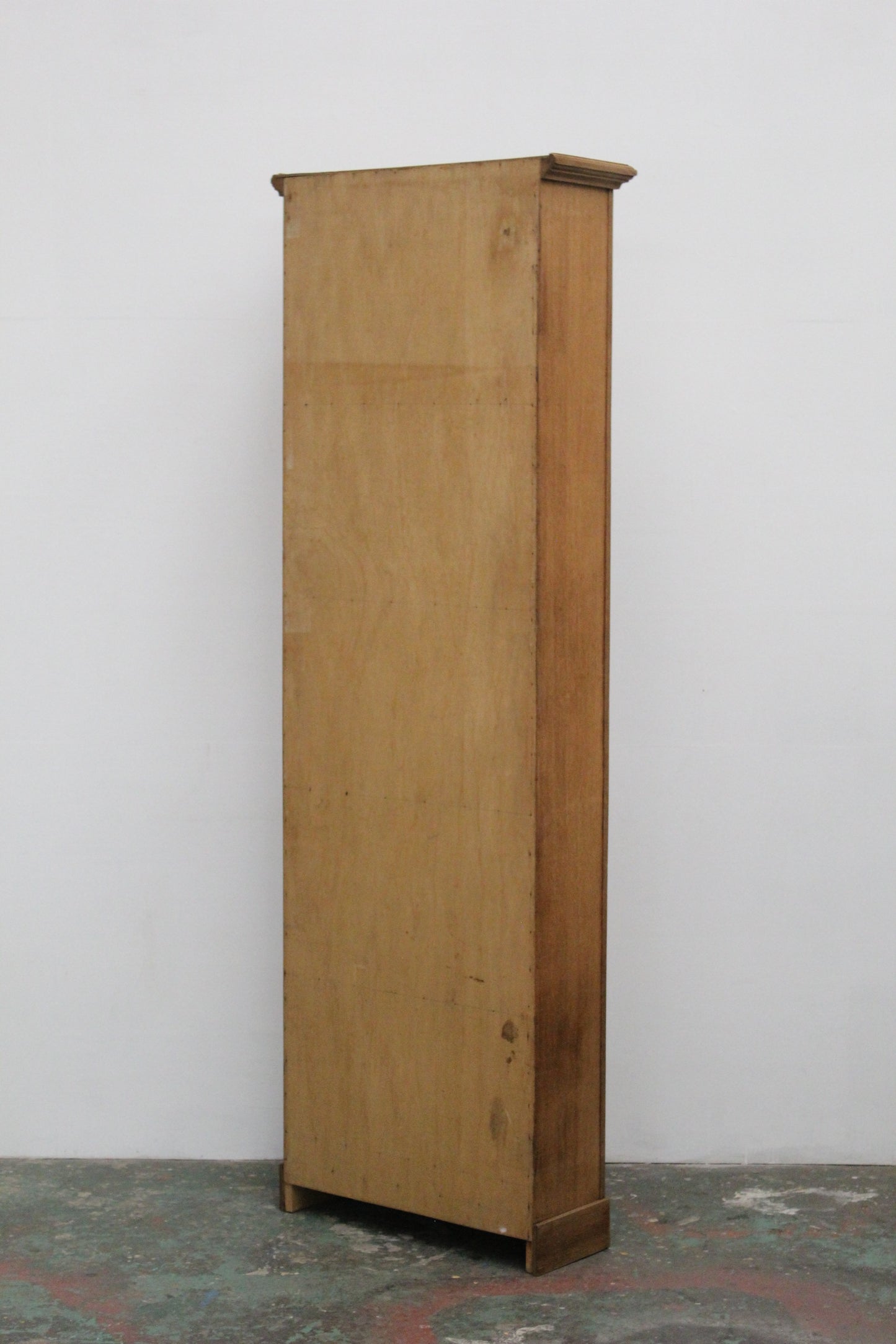 #1032 glass cabinet