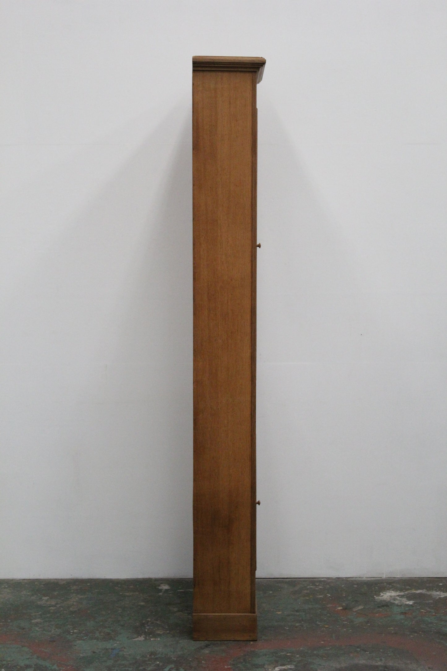 #1032 glass cabinet