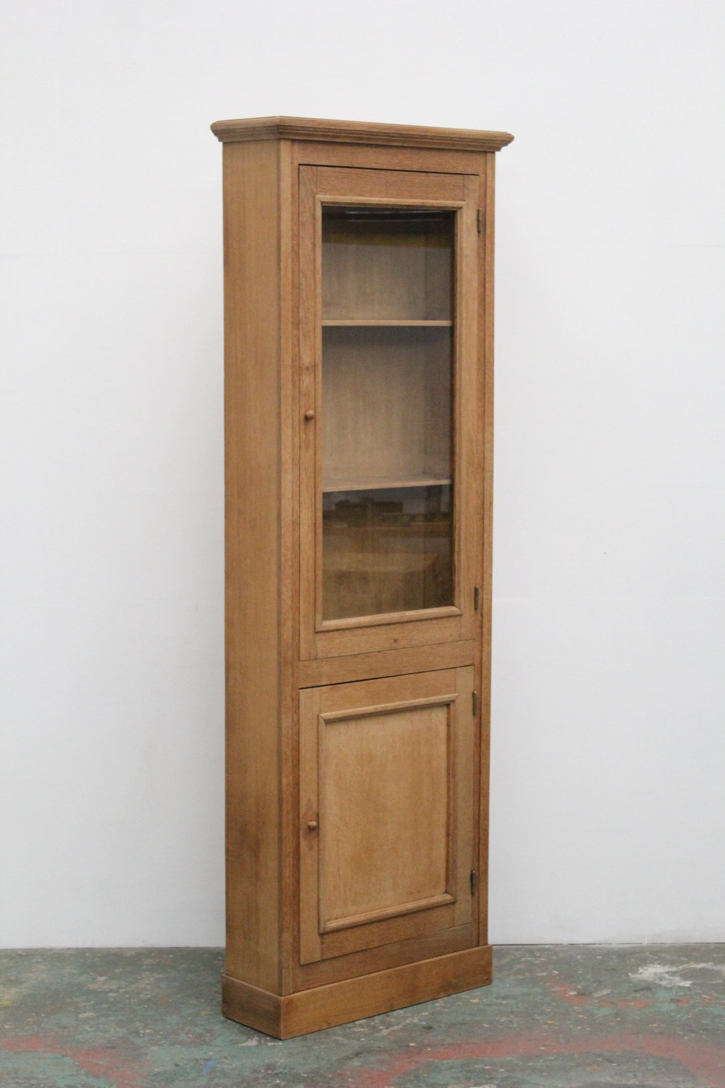#1032 glass cabinet