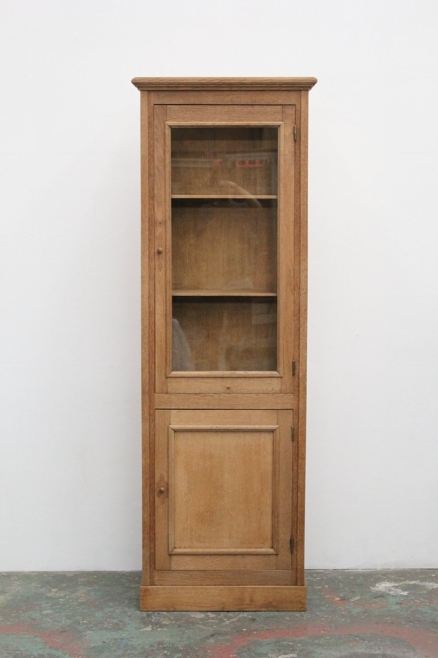 #1032 glass cabinet