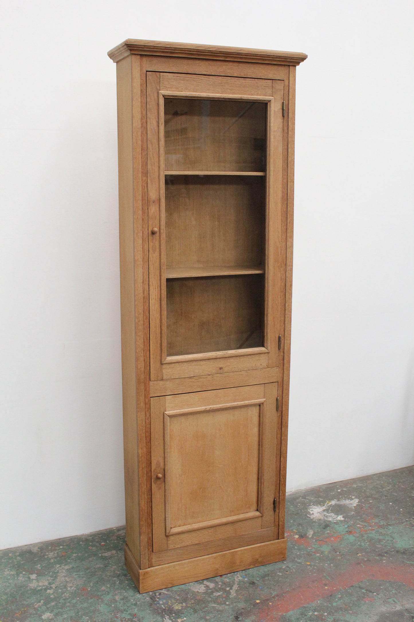 #1032 glass cabinet