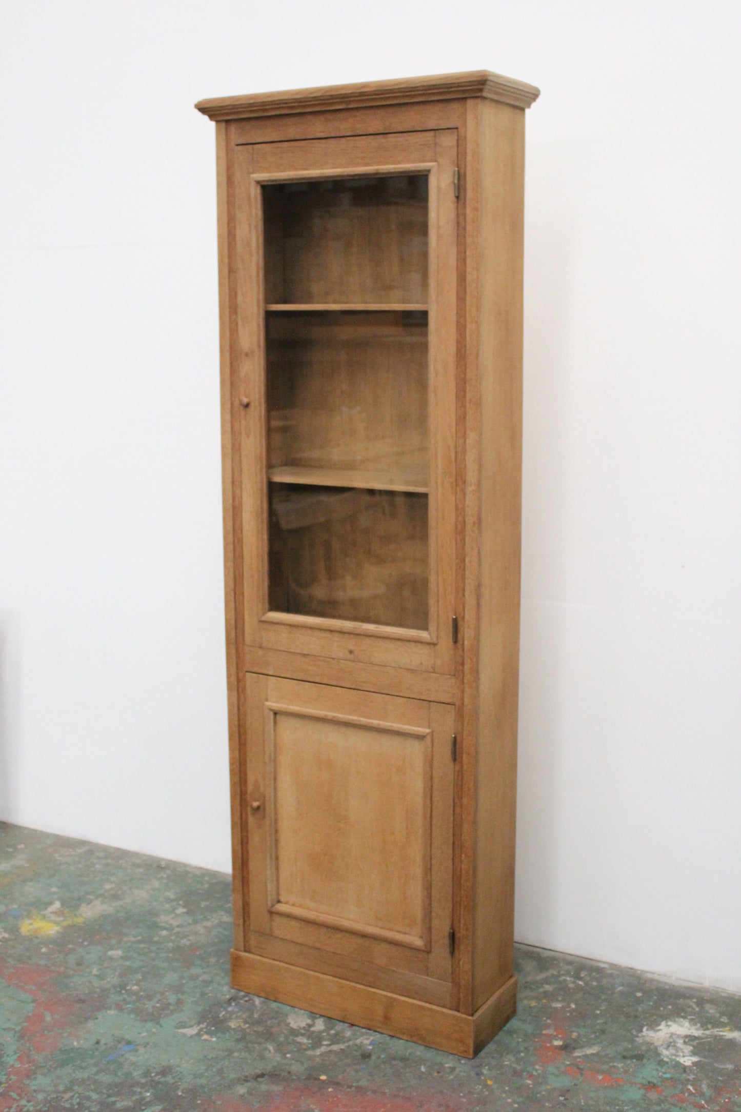 #1032 glass cabinet