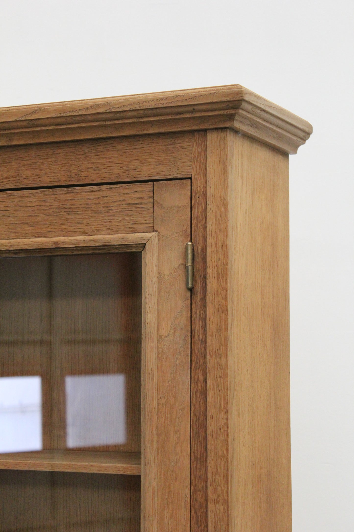 #1032 glass cabinet