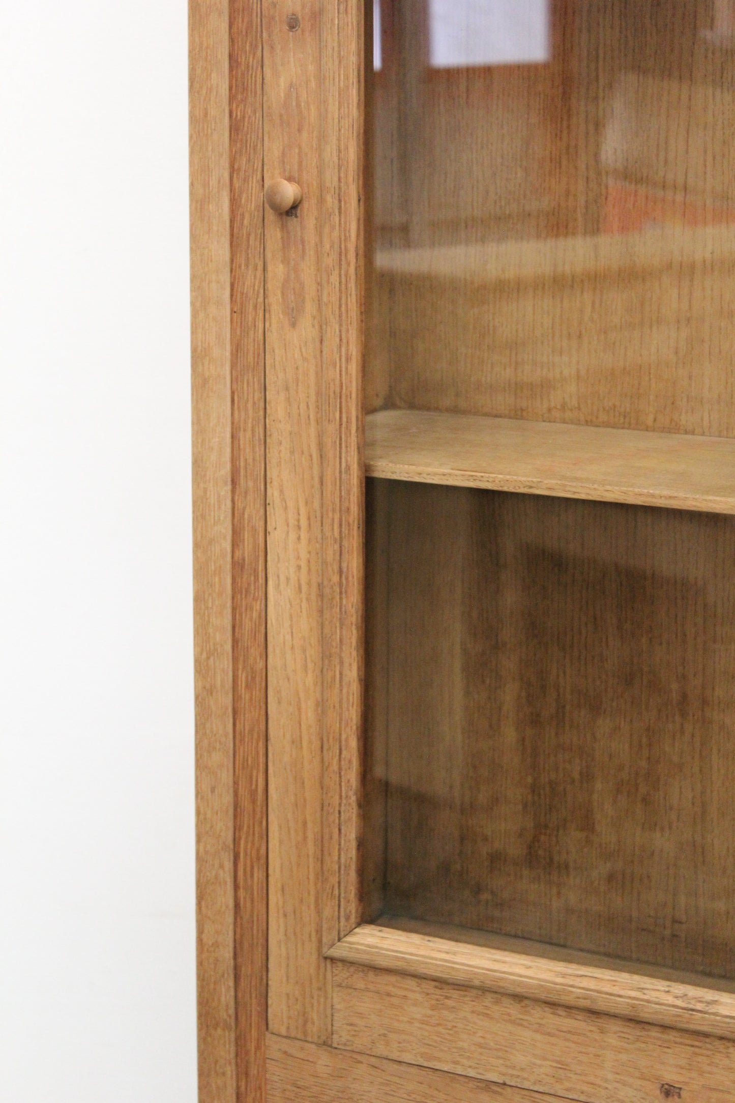 #1032 glass cabinet