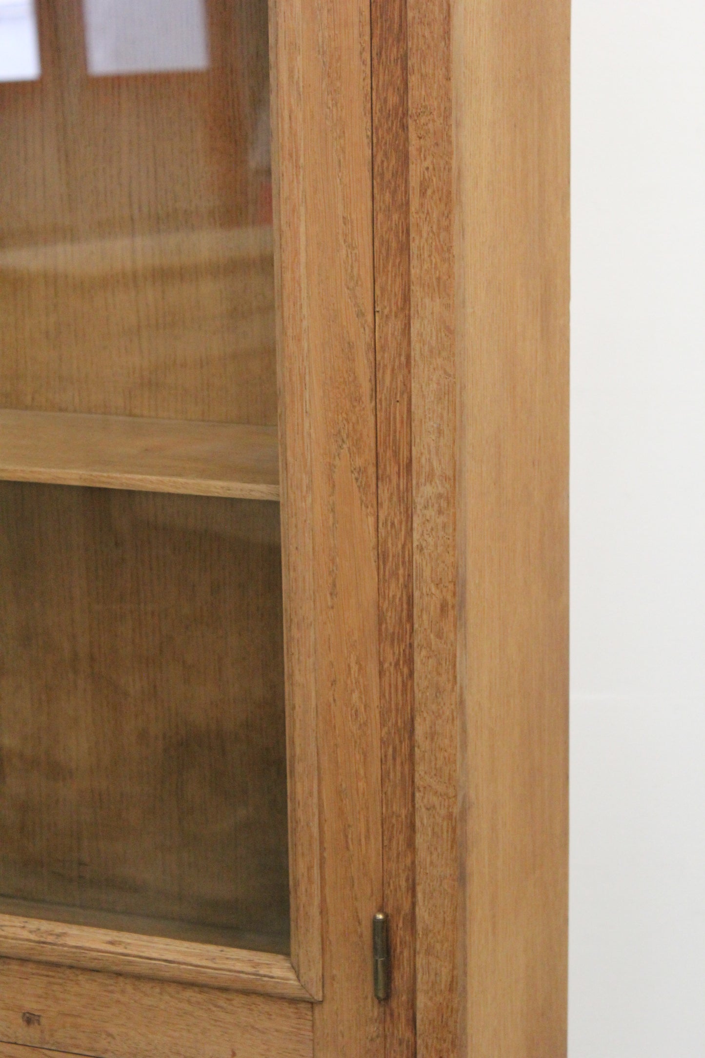 #1032 glass cabinet