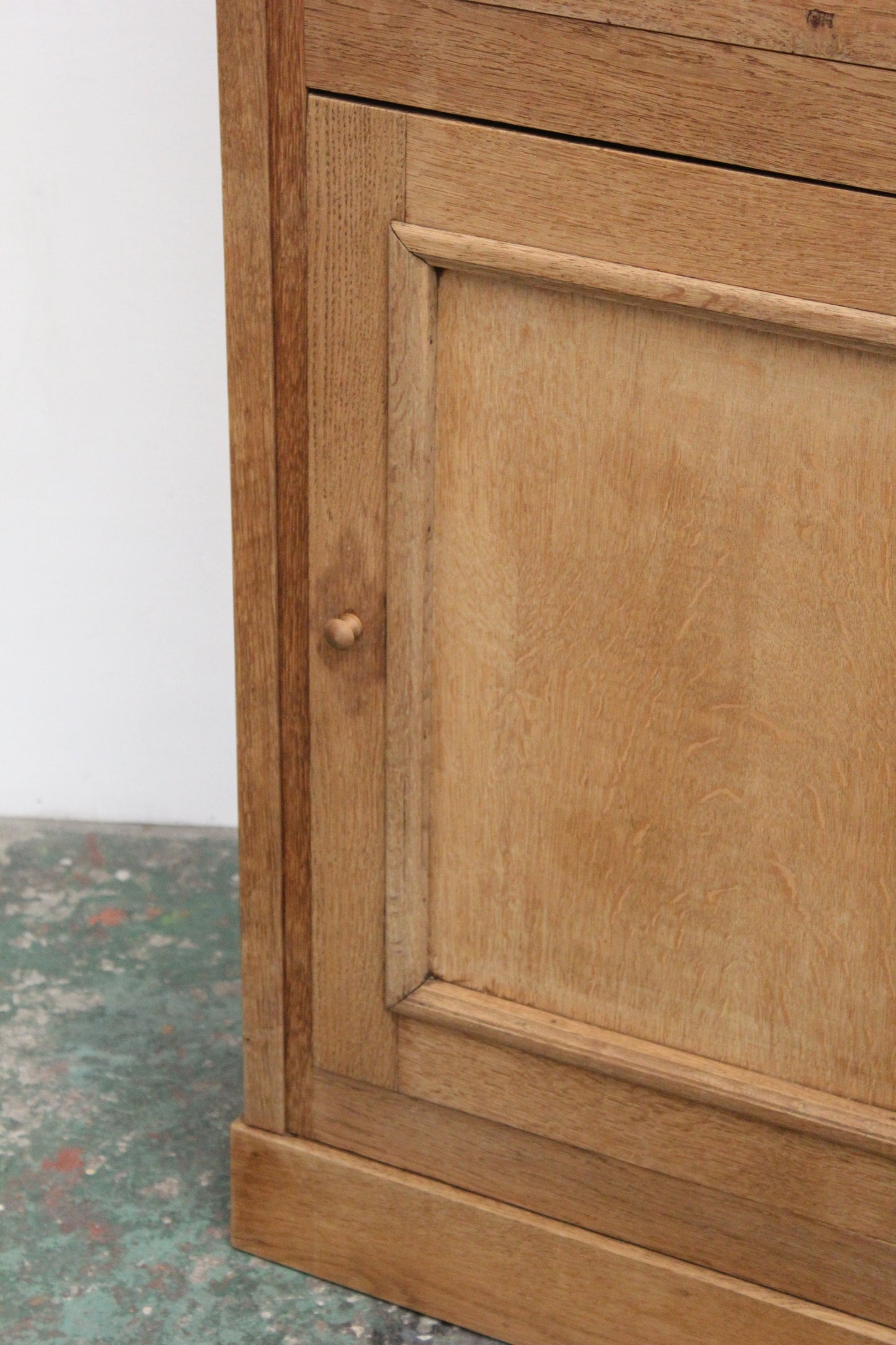 #1032 glass cabinet