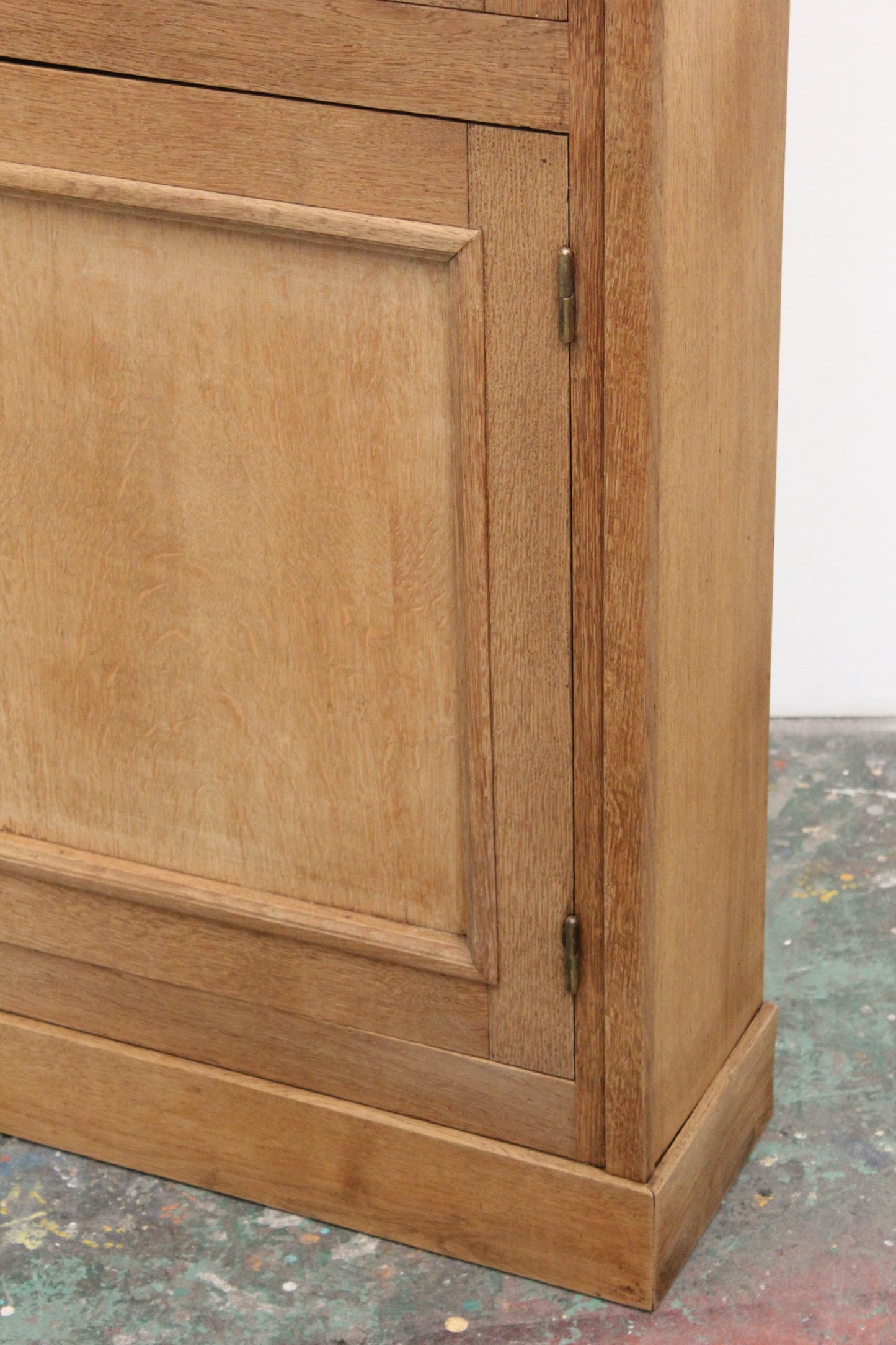 #1032 glass cabinet