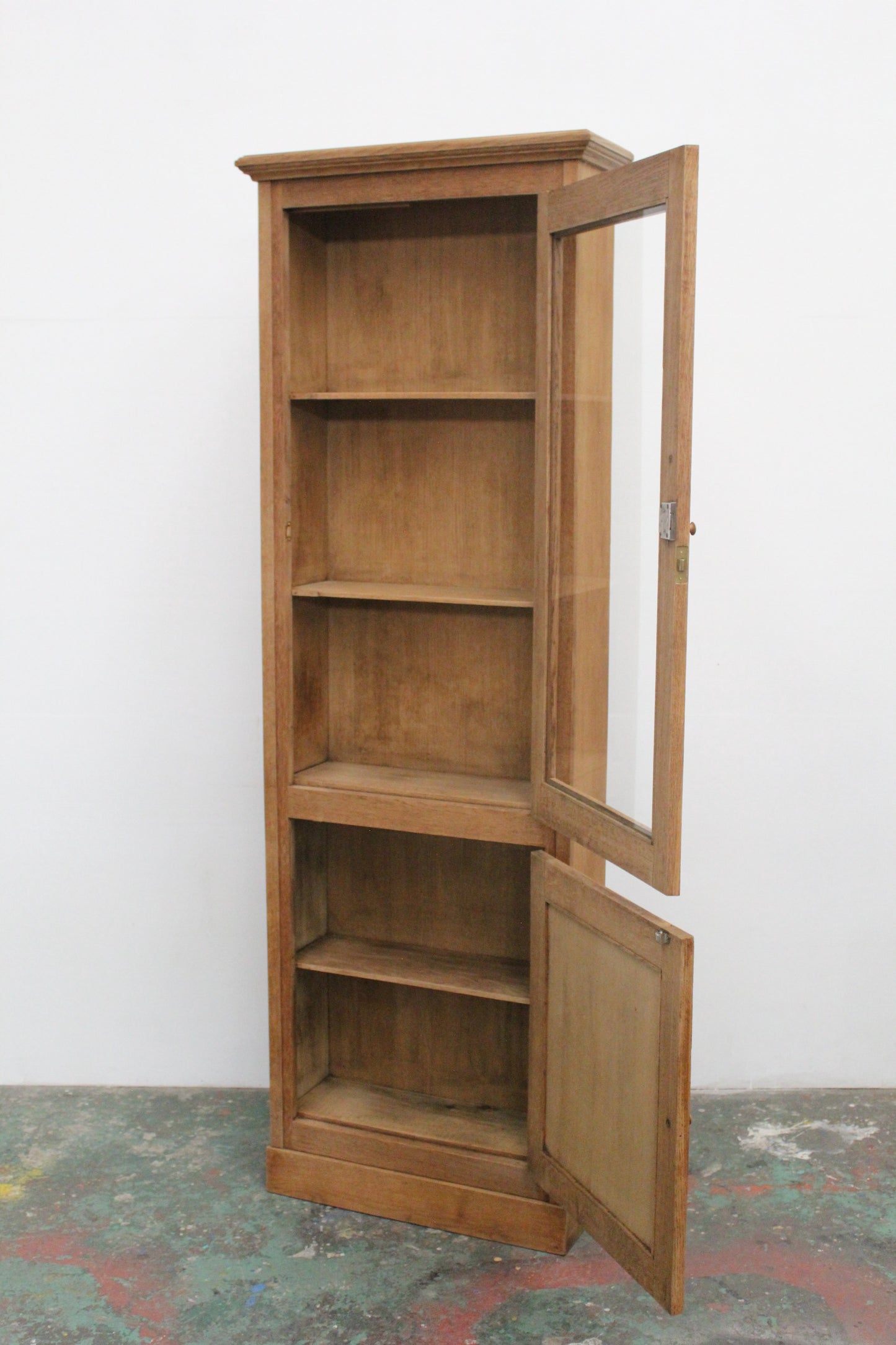 #1032 glass cabinet