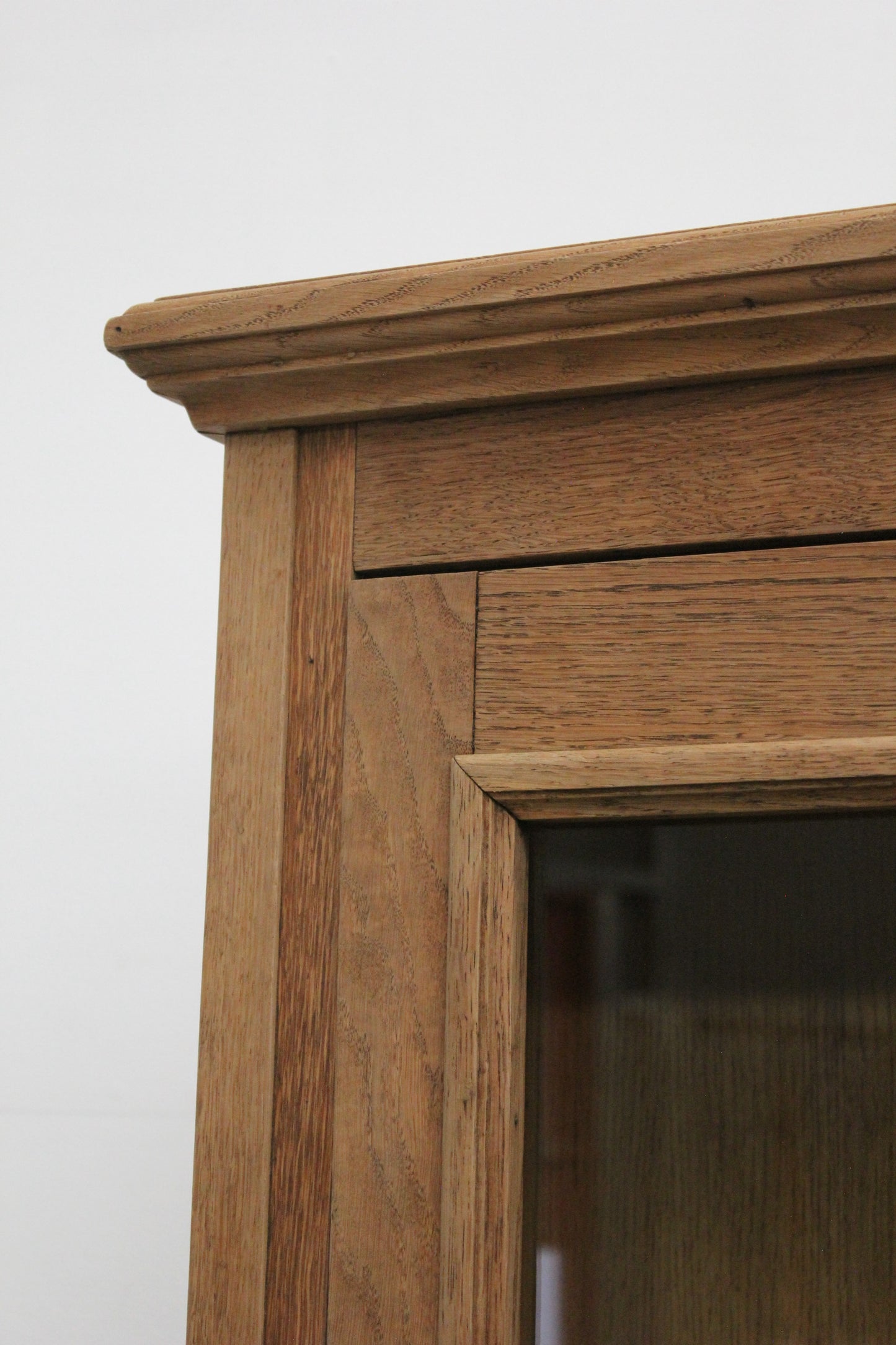 #1032 glass cabinet