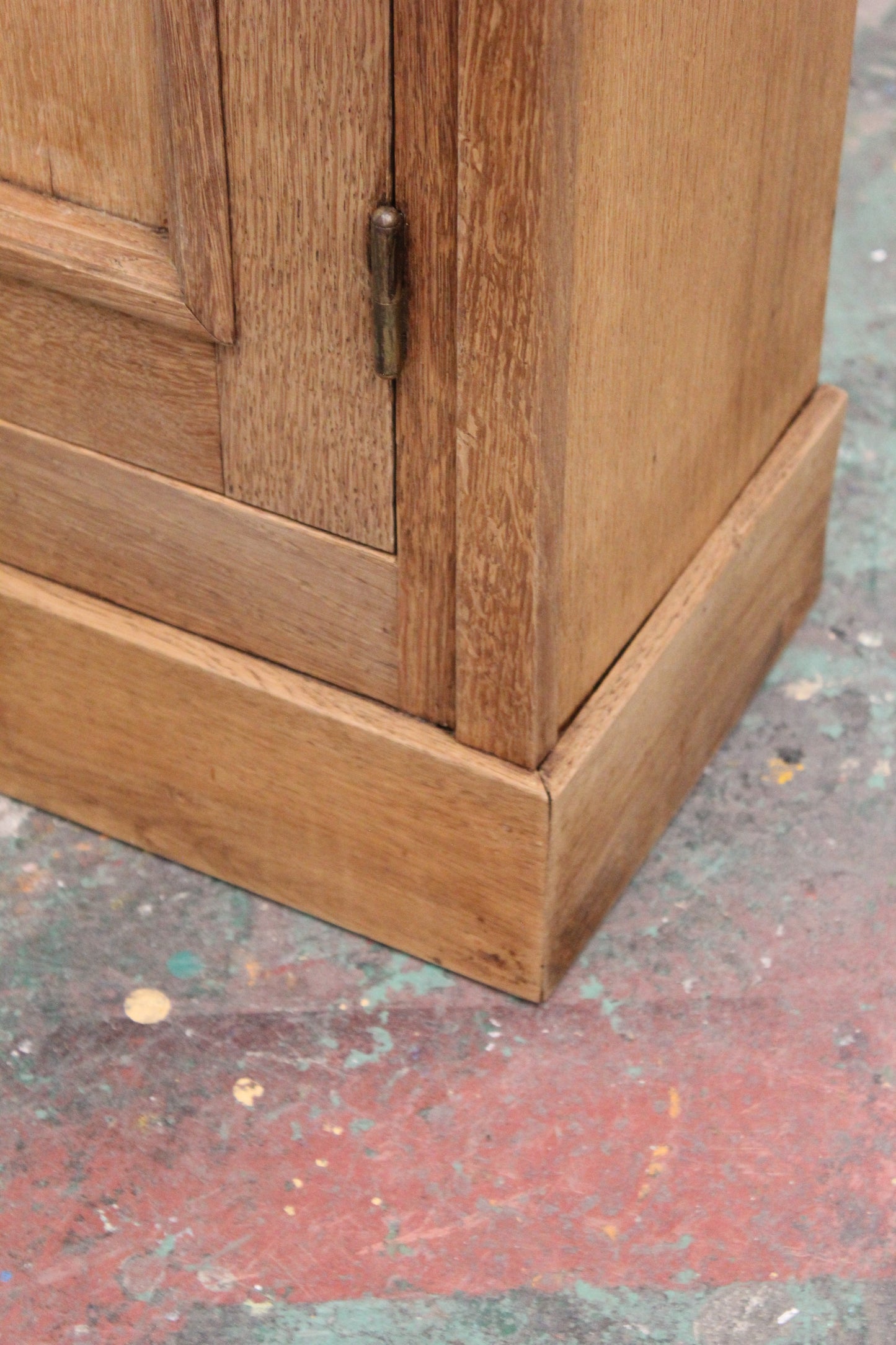#1032 glass cabinet