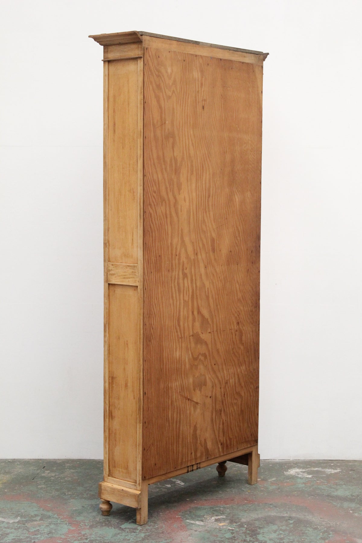 #1213 glass cabinet
