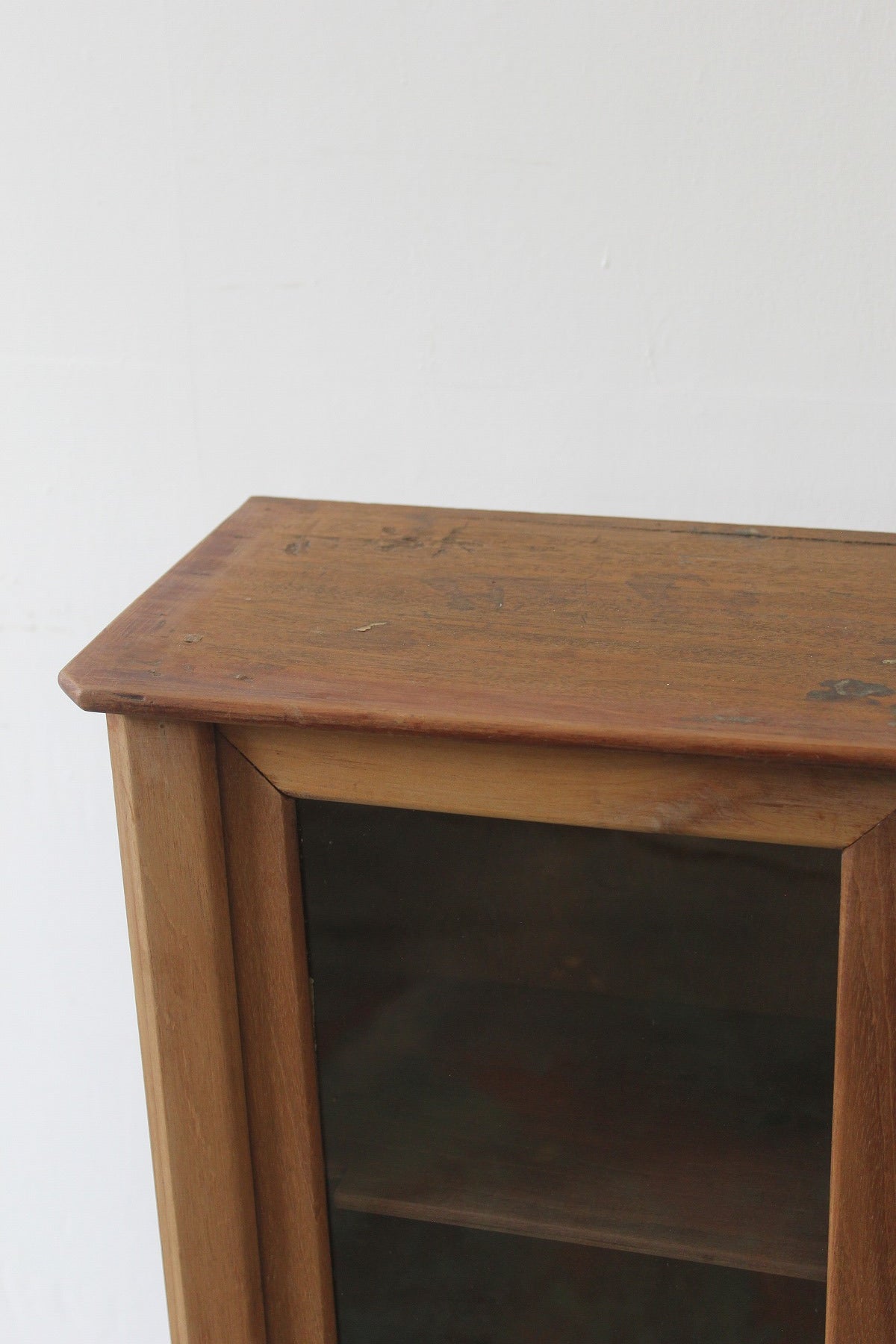#0843 glass cabinet
