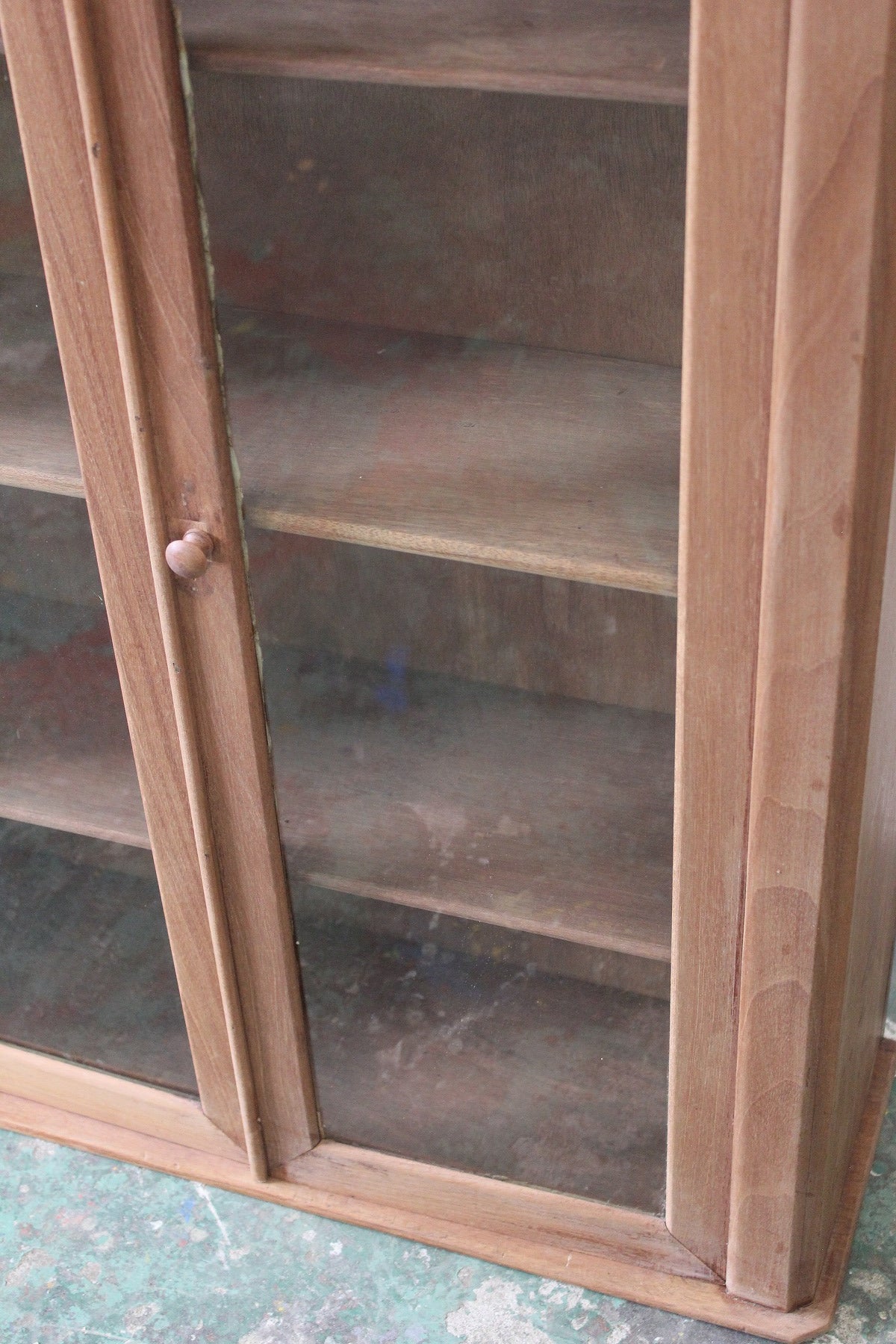 #0843 glass cabinet