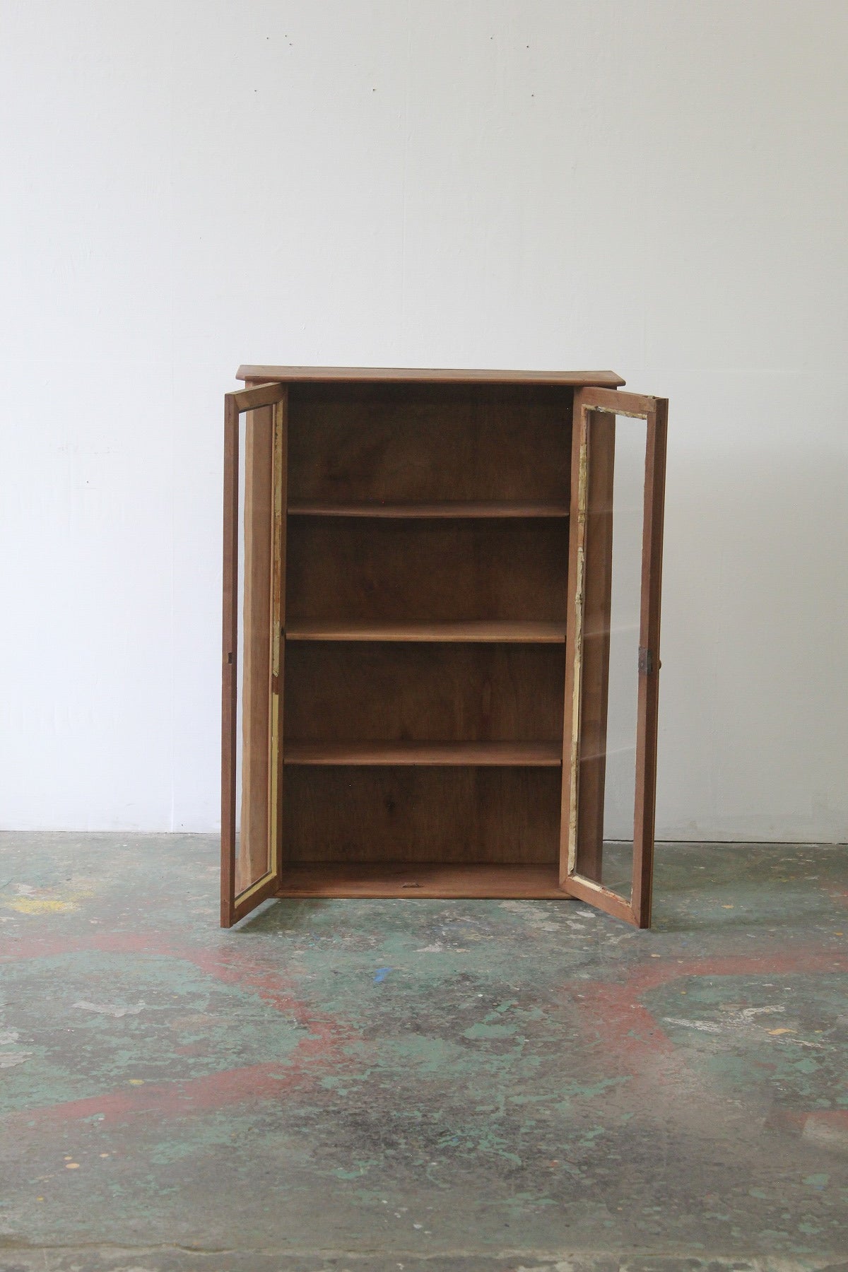 #0843 glass cabinet