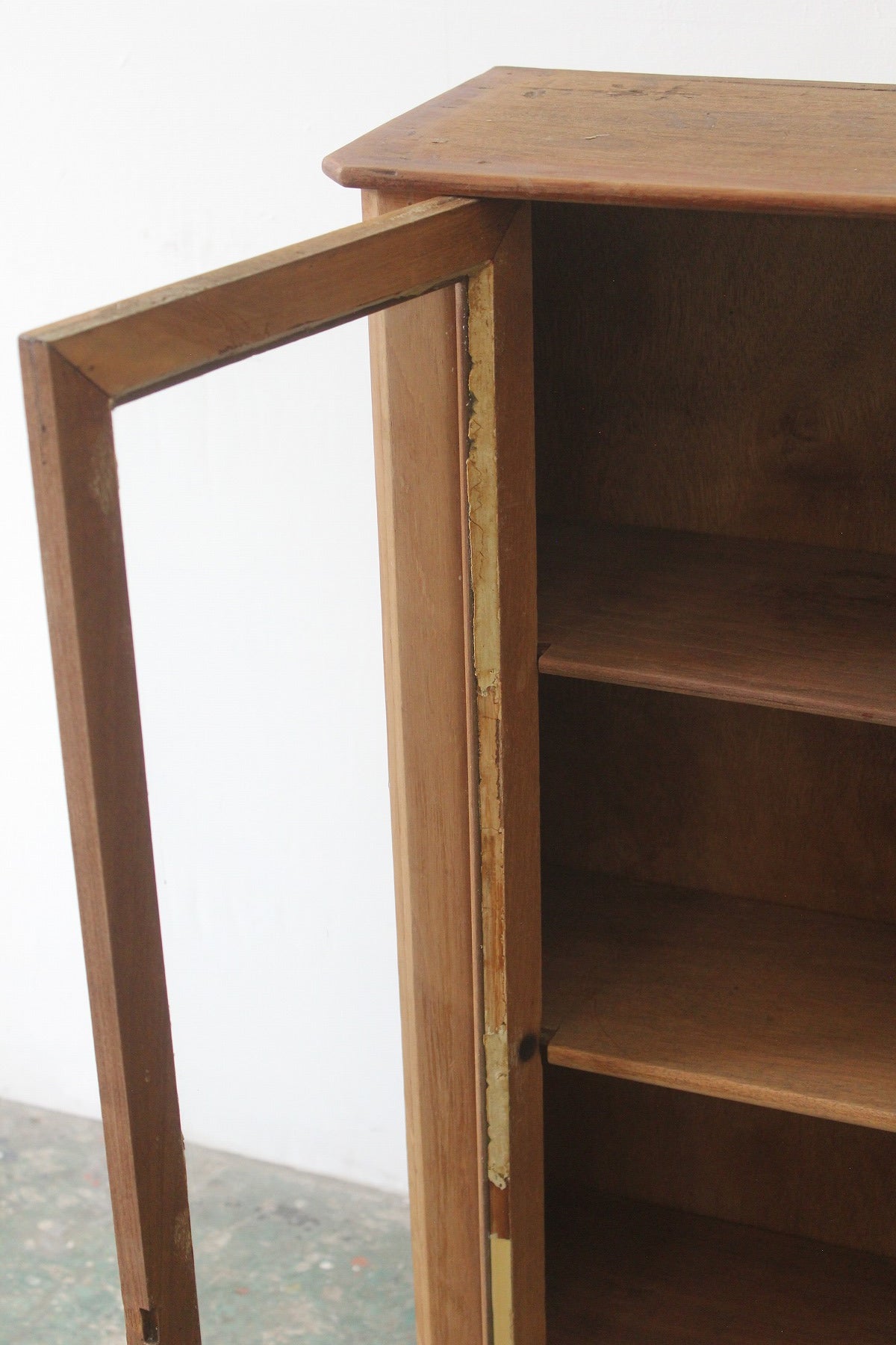 #0843 glass cabinet
