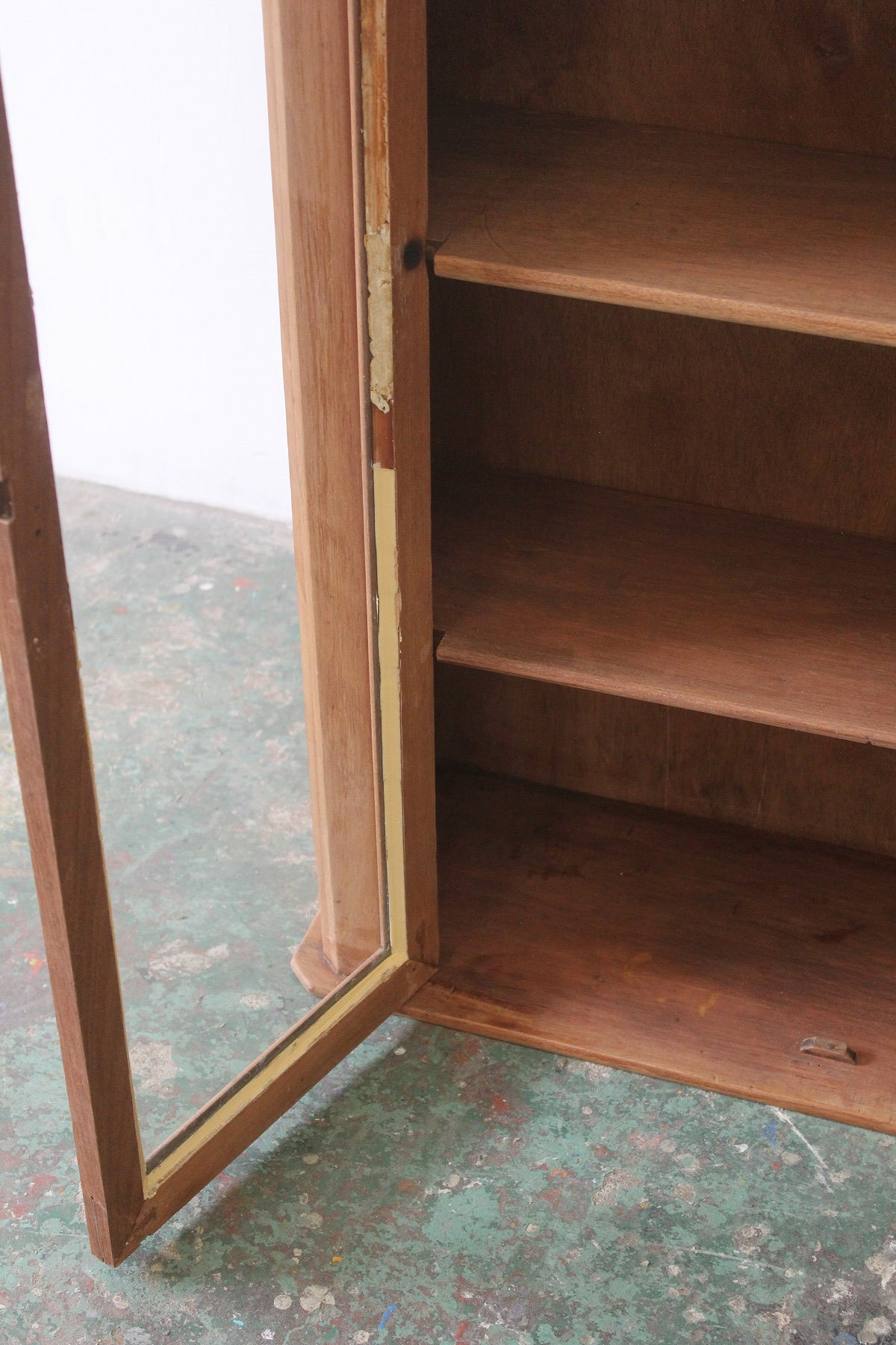#0843 glass cabinet