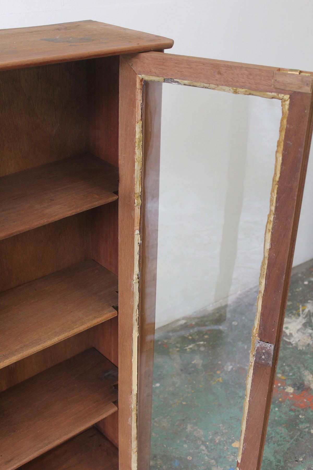 #0843 glass cabinet