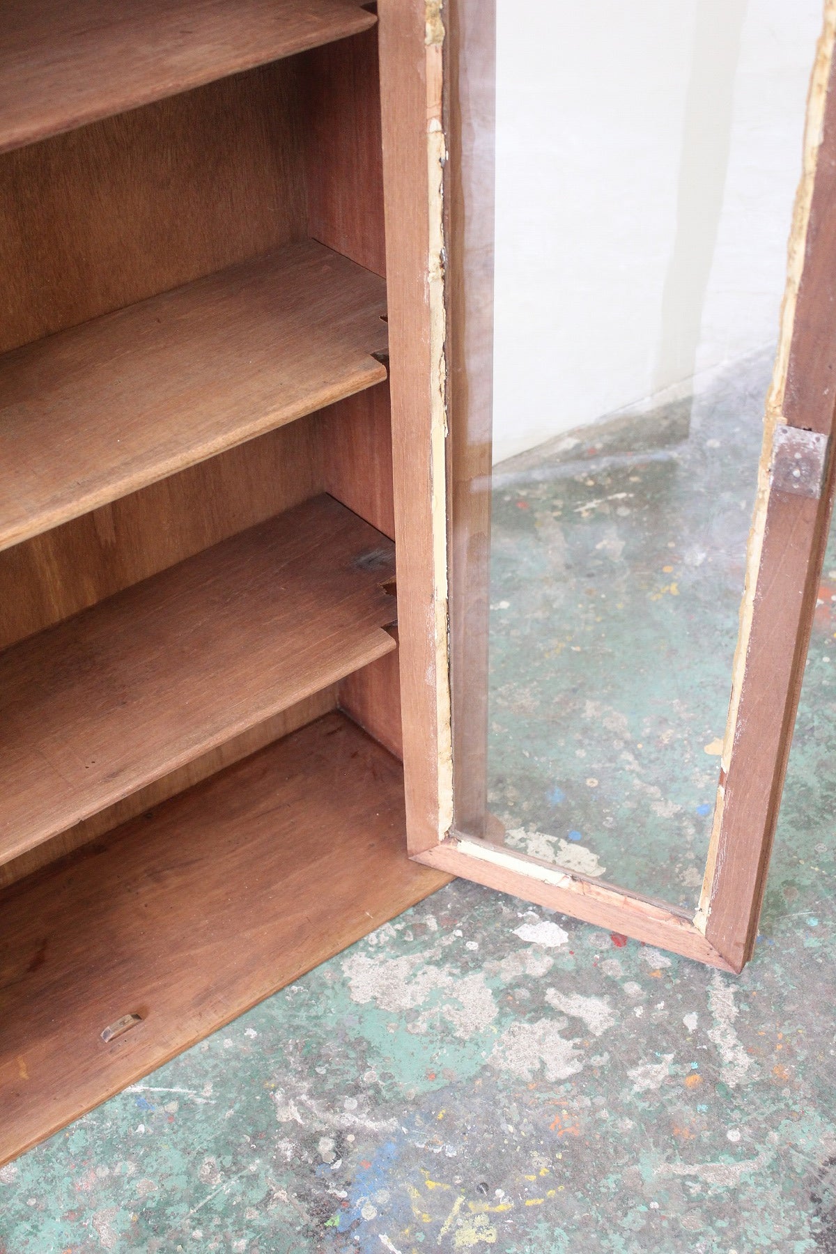 #0843 glass cabinet