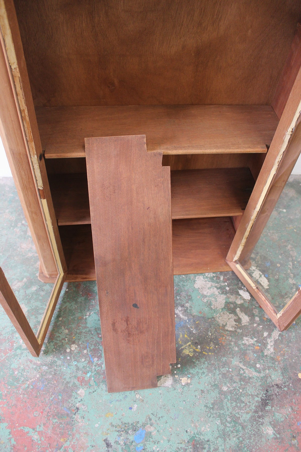 #0843 glass cabinet