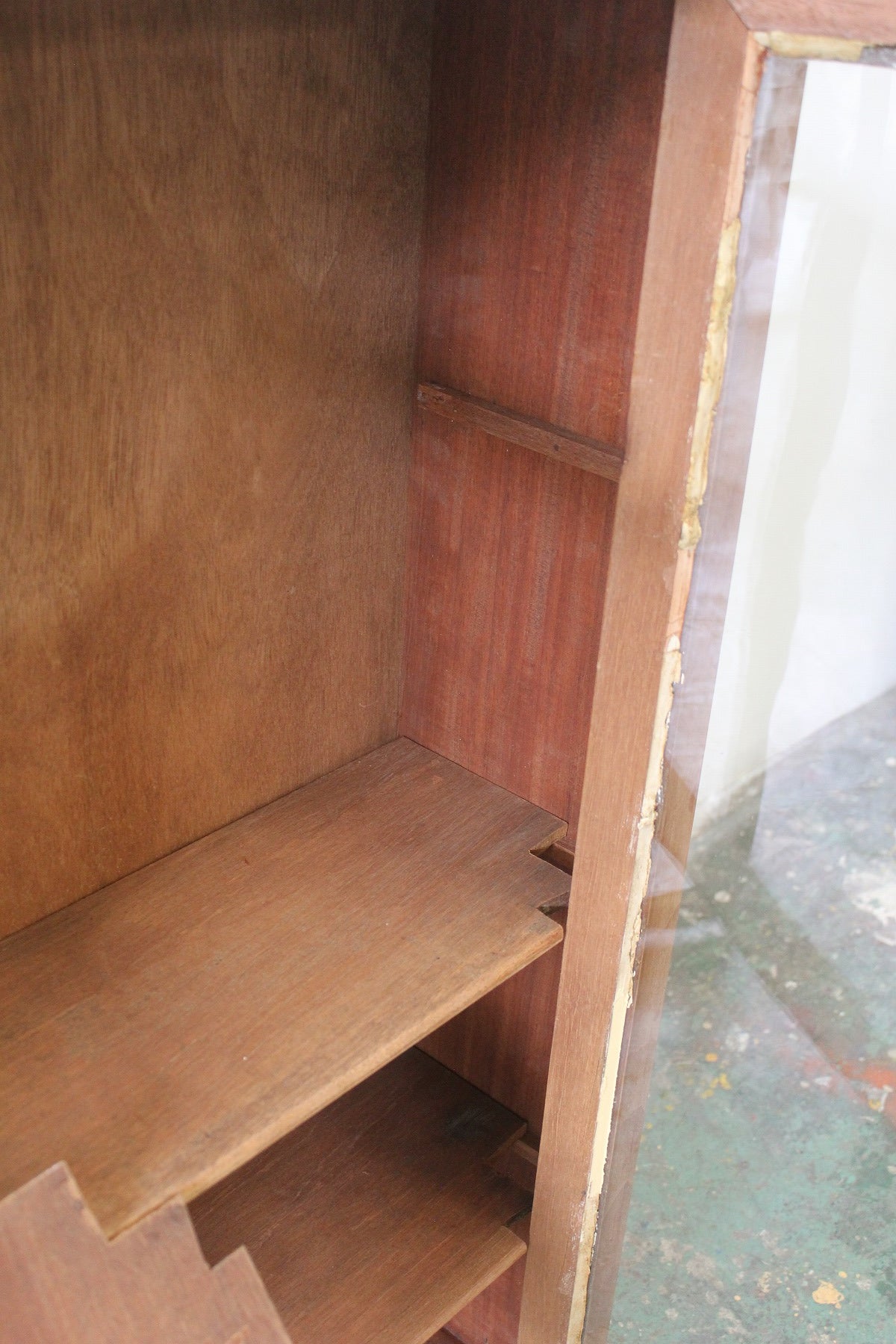 #0843 glass cabinet