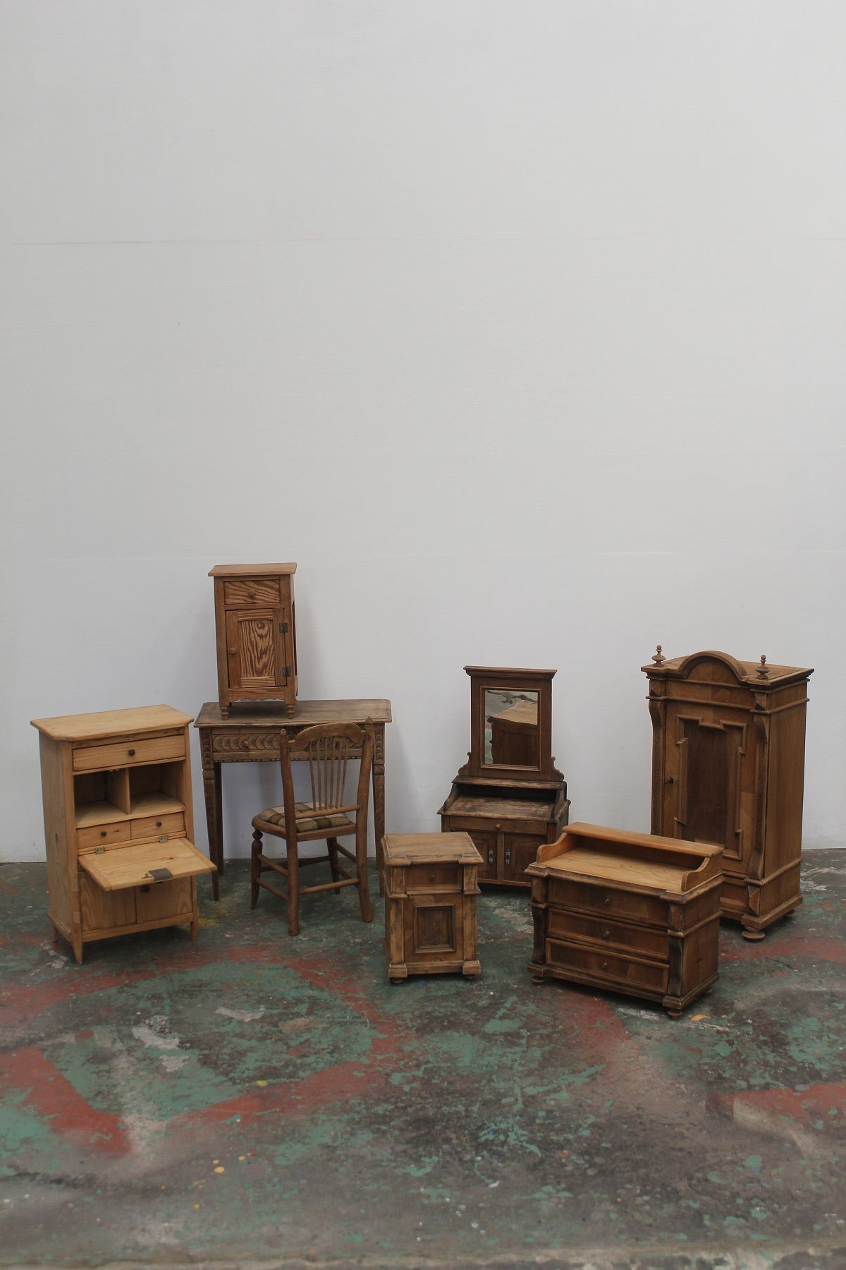 #0833 I miniature dresser
