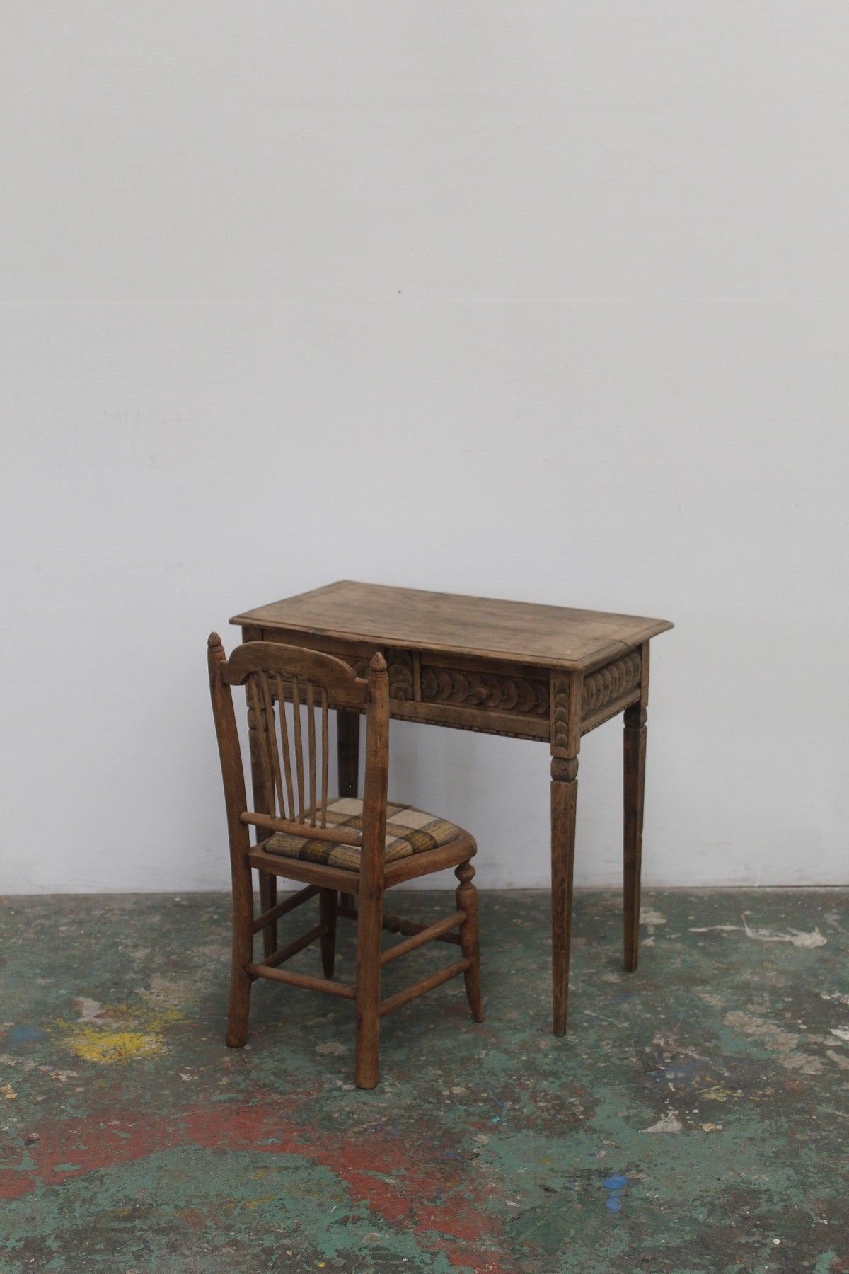 #0833 A miniature table