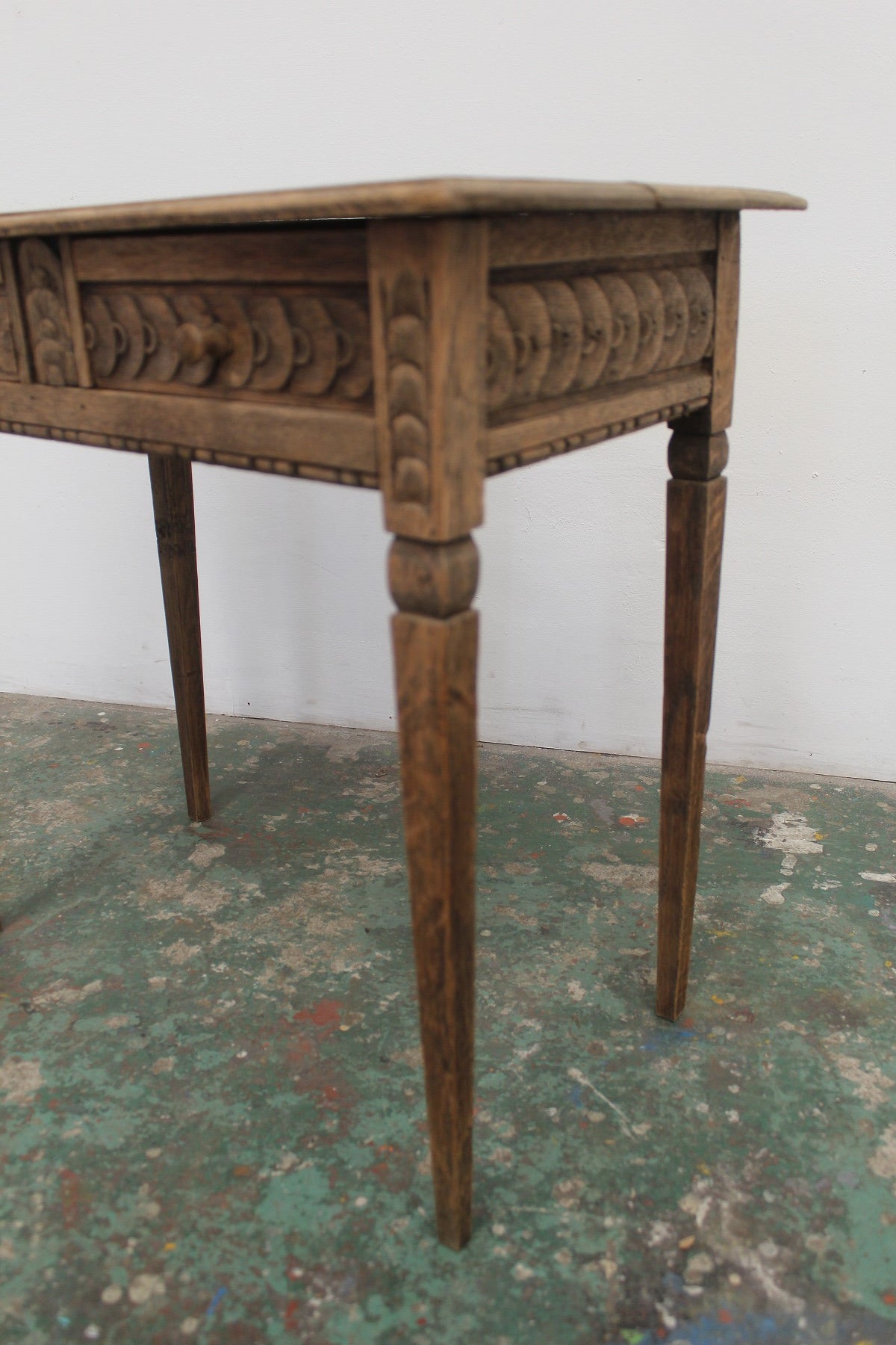#0833 A miniature table