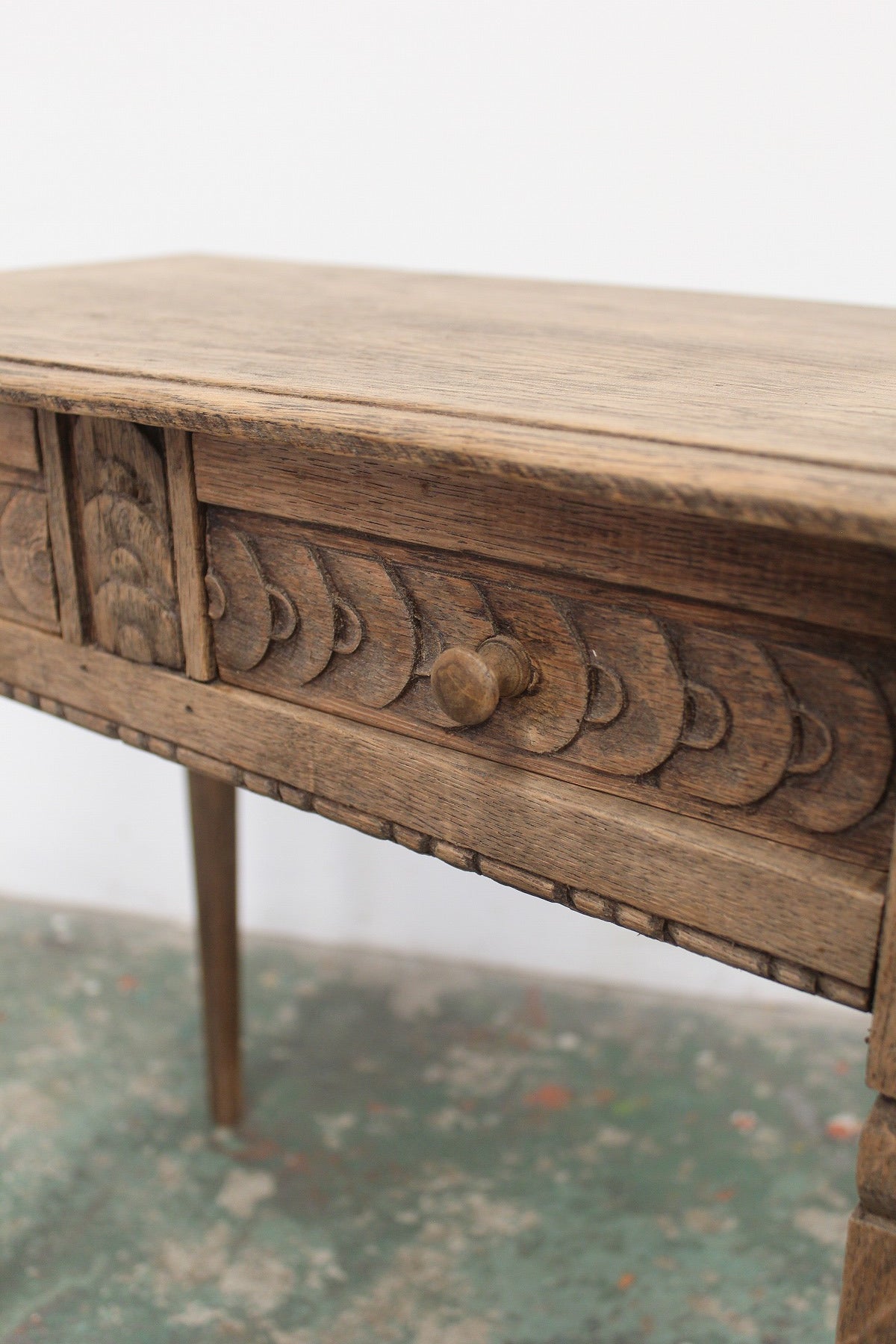 #0833 A miniature table