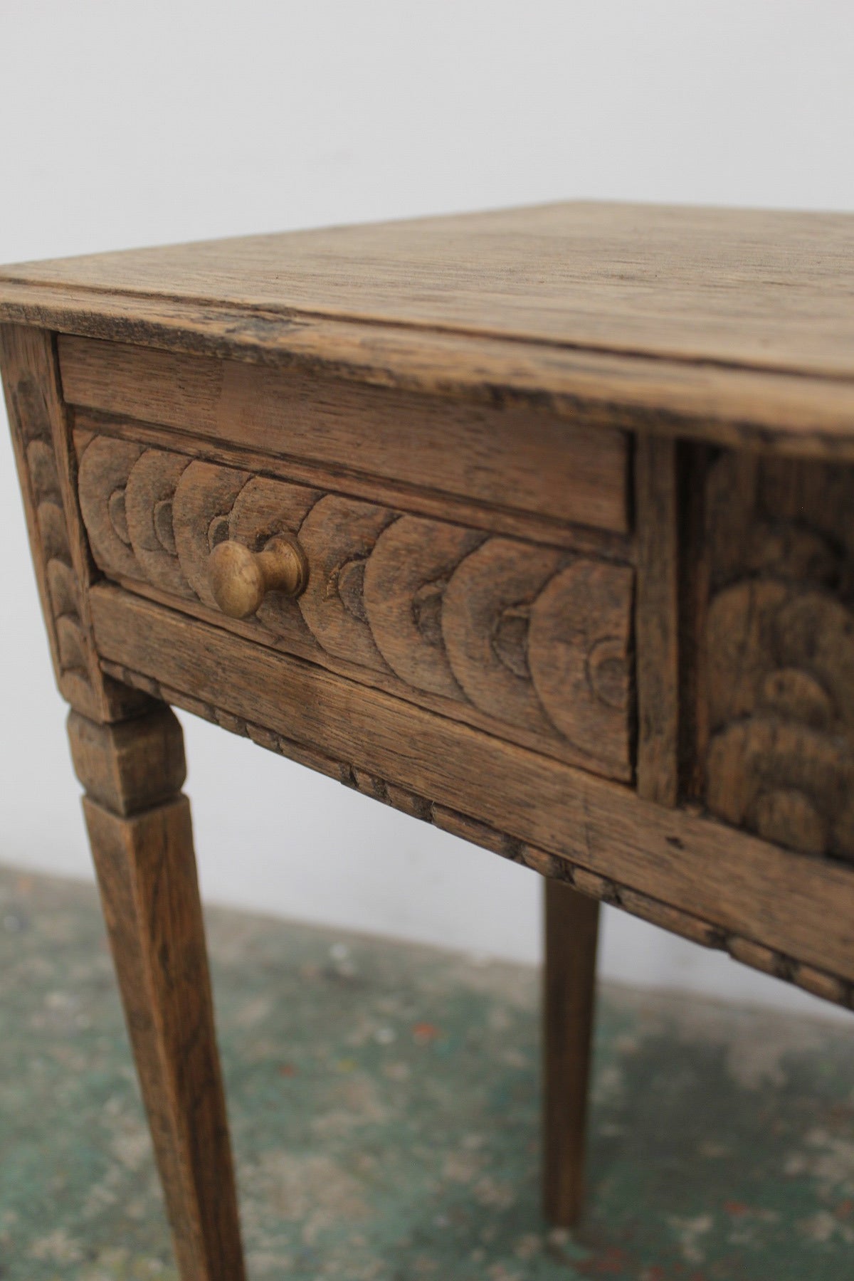 #0833 A miniature table