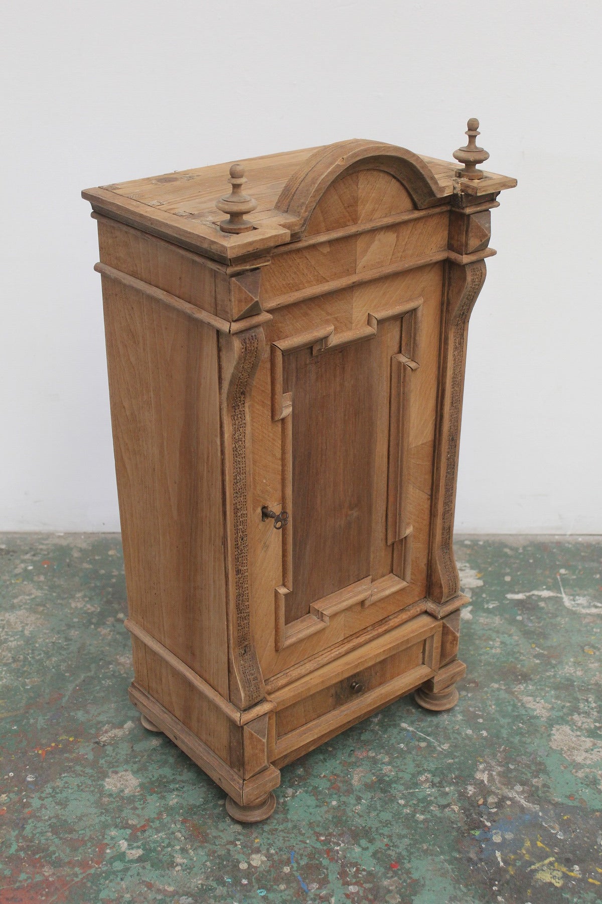 #0833 C miniature wardrobe