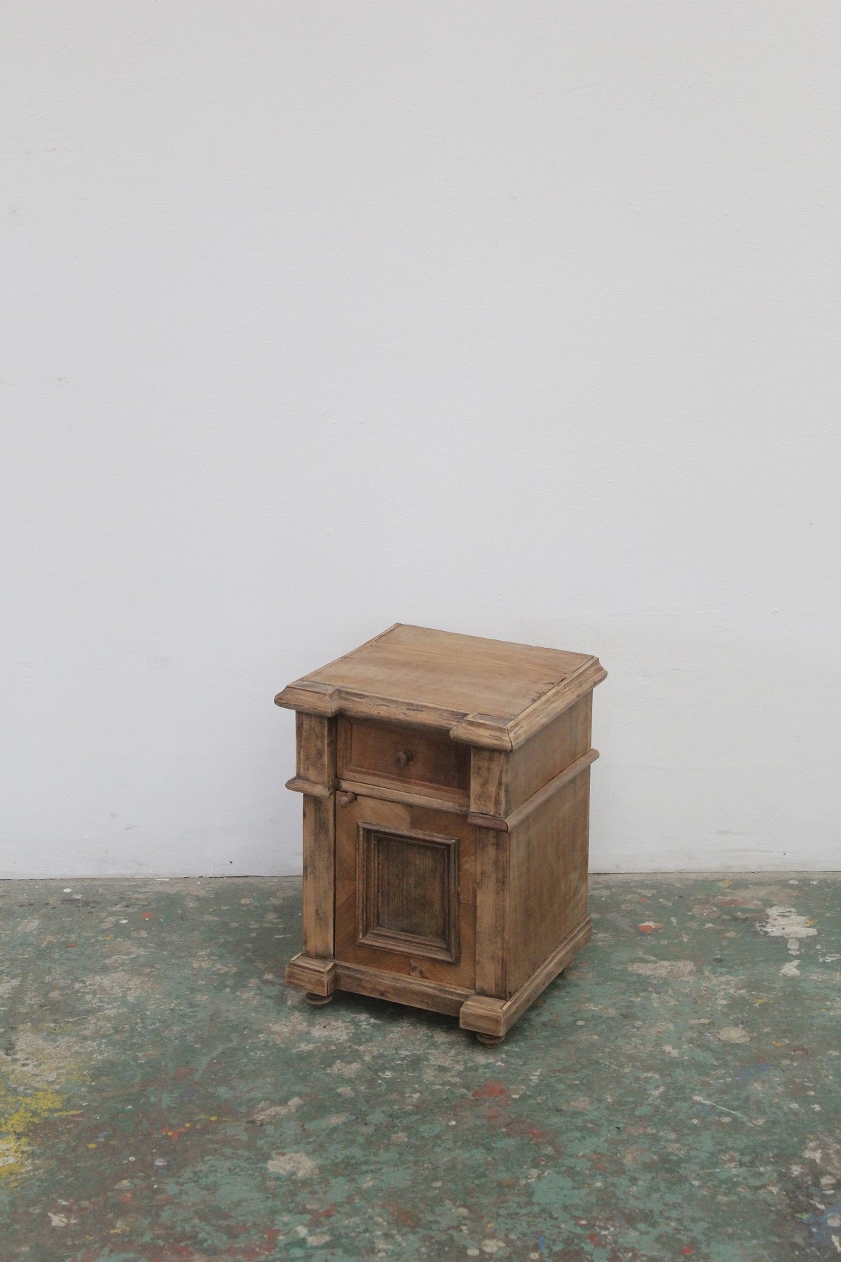 #0833 E miniature cabinet