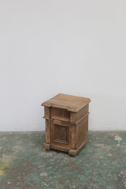 #0833 E miniature cabinet