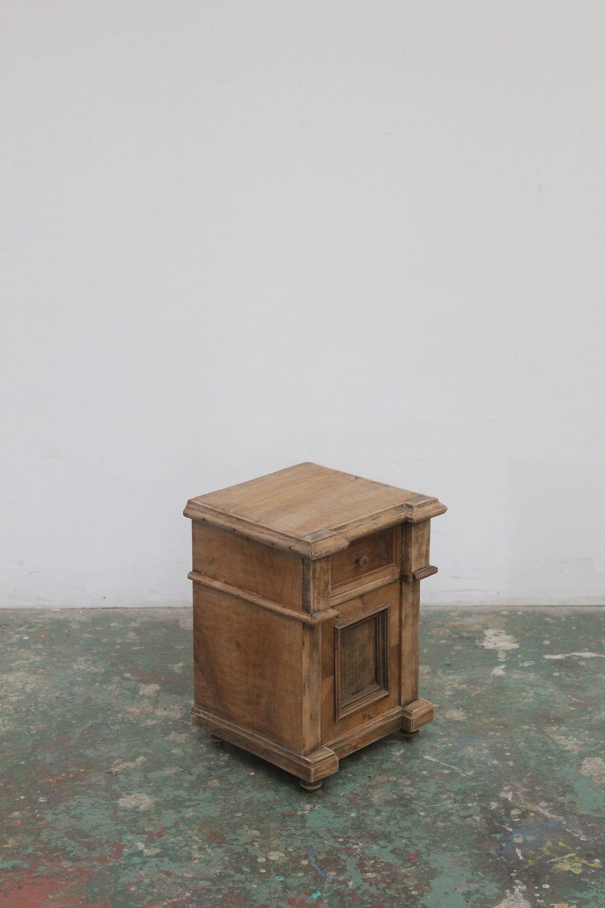 #0833 E miniature cabinet