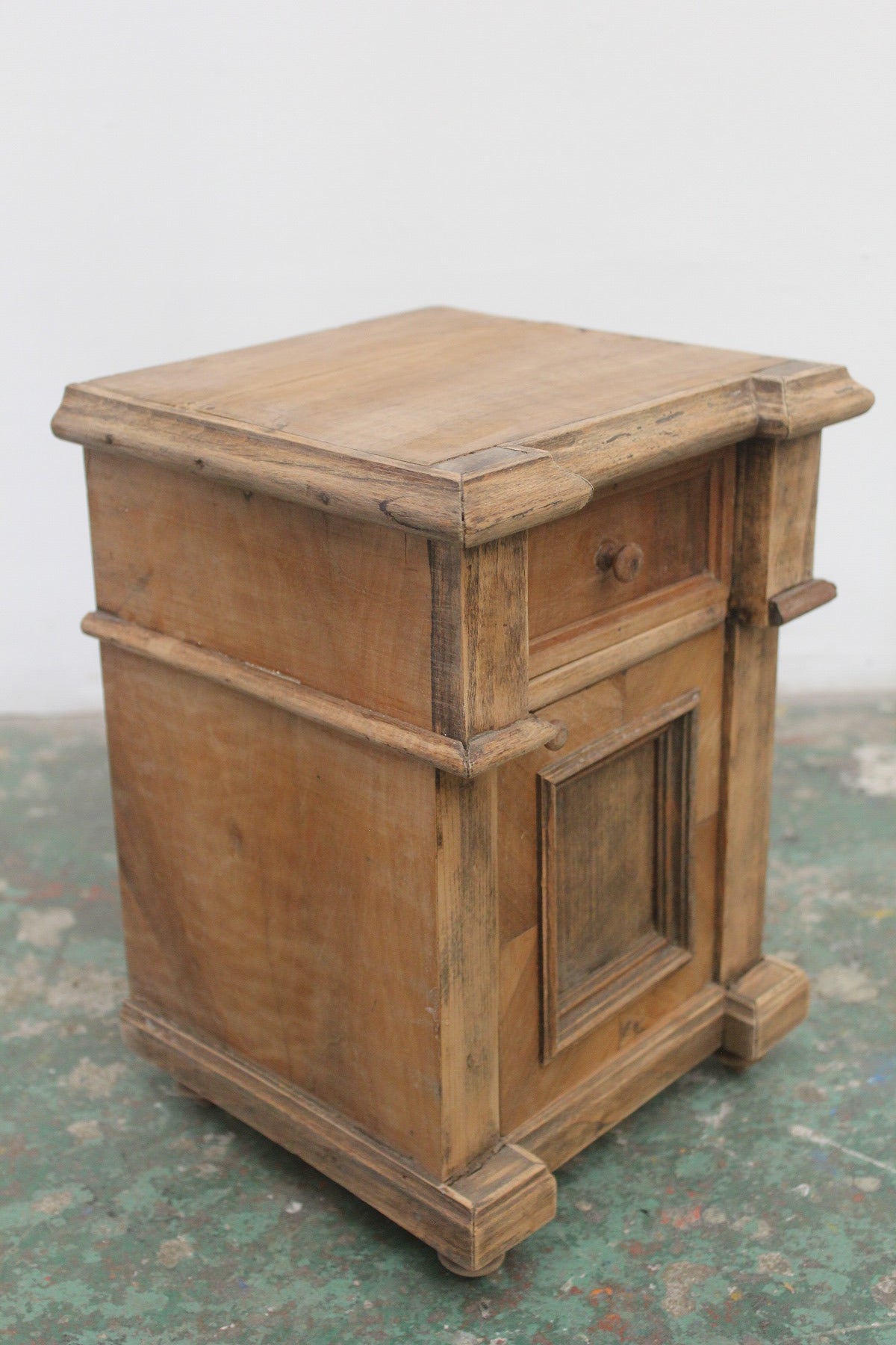 #0833 E miniature cabinet