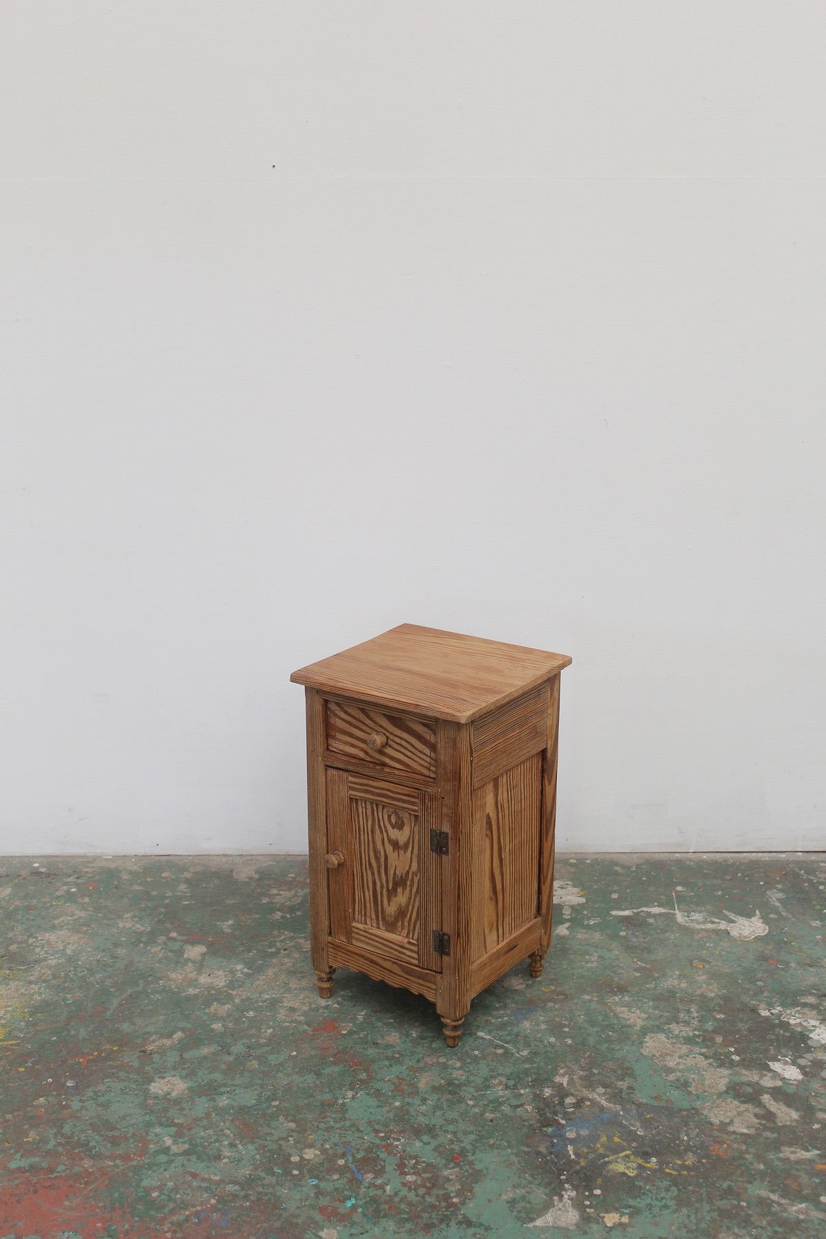 #0833 G miniature cabinet