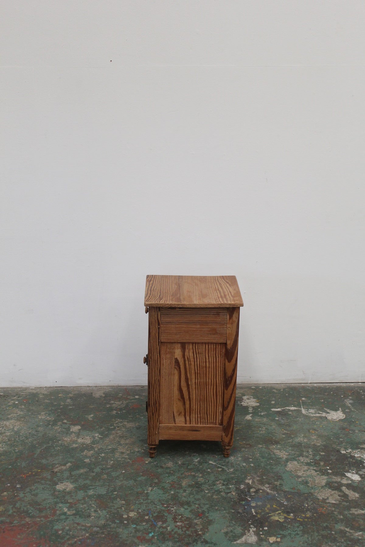 #0833 G miniature cabinet