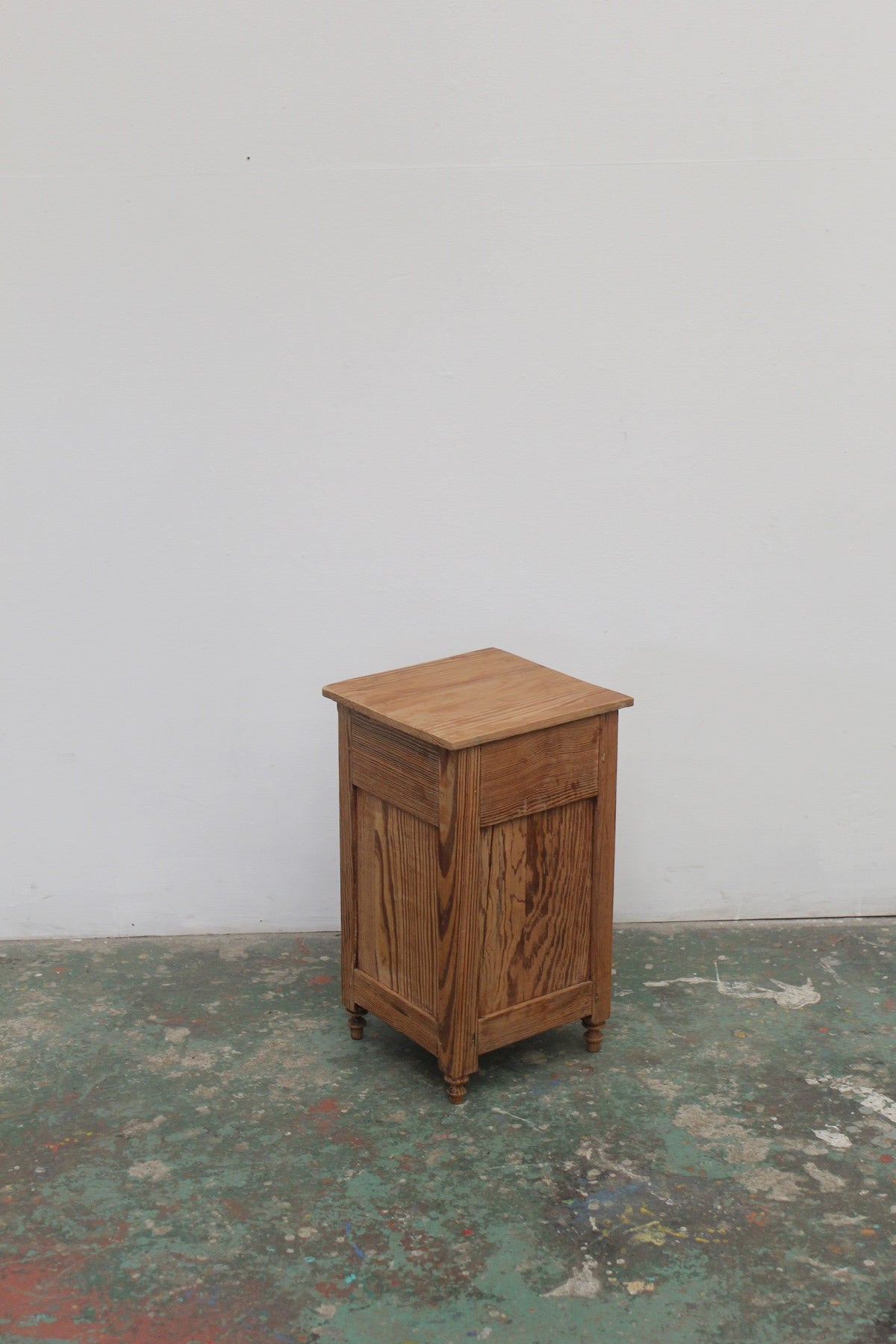 #0833 G miniature cabinet