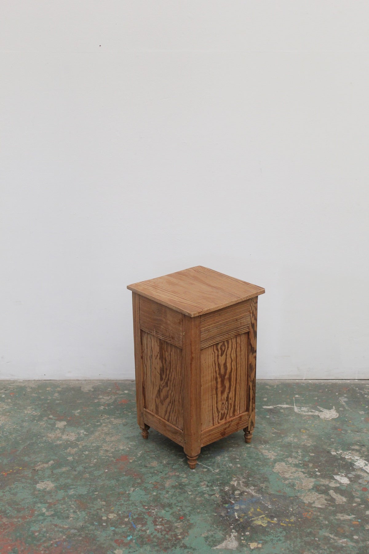 #0833 G miniature cabinet