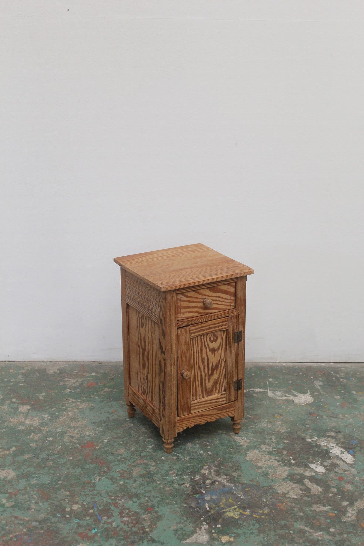 #0833 G miniature cabinet