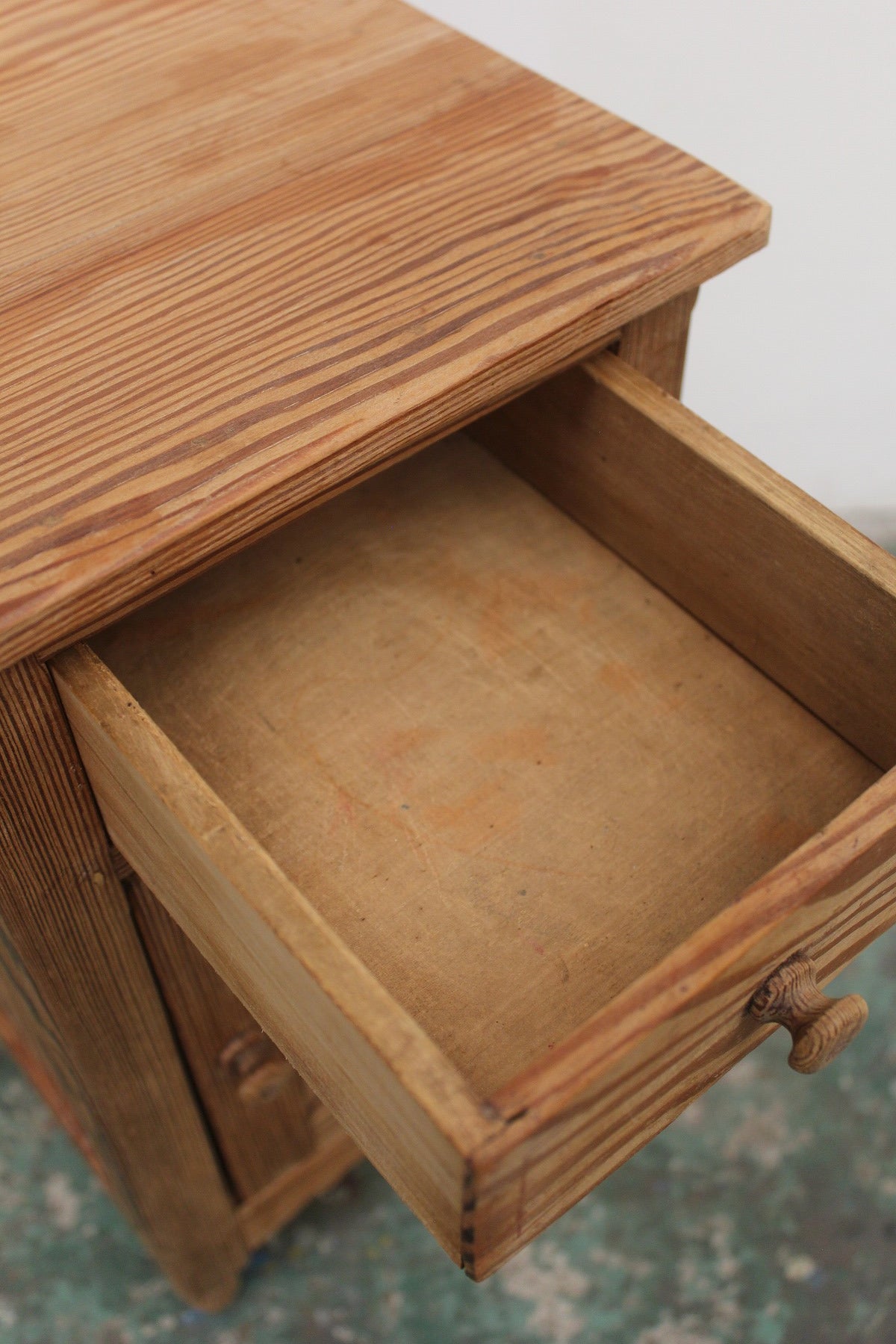 #0833 G miniature cabinet