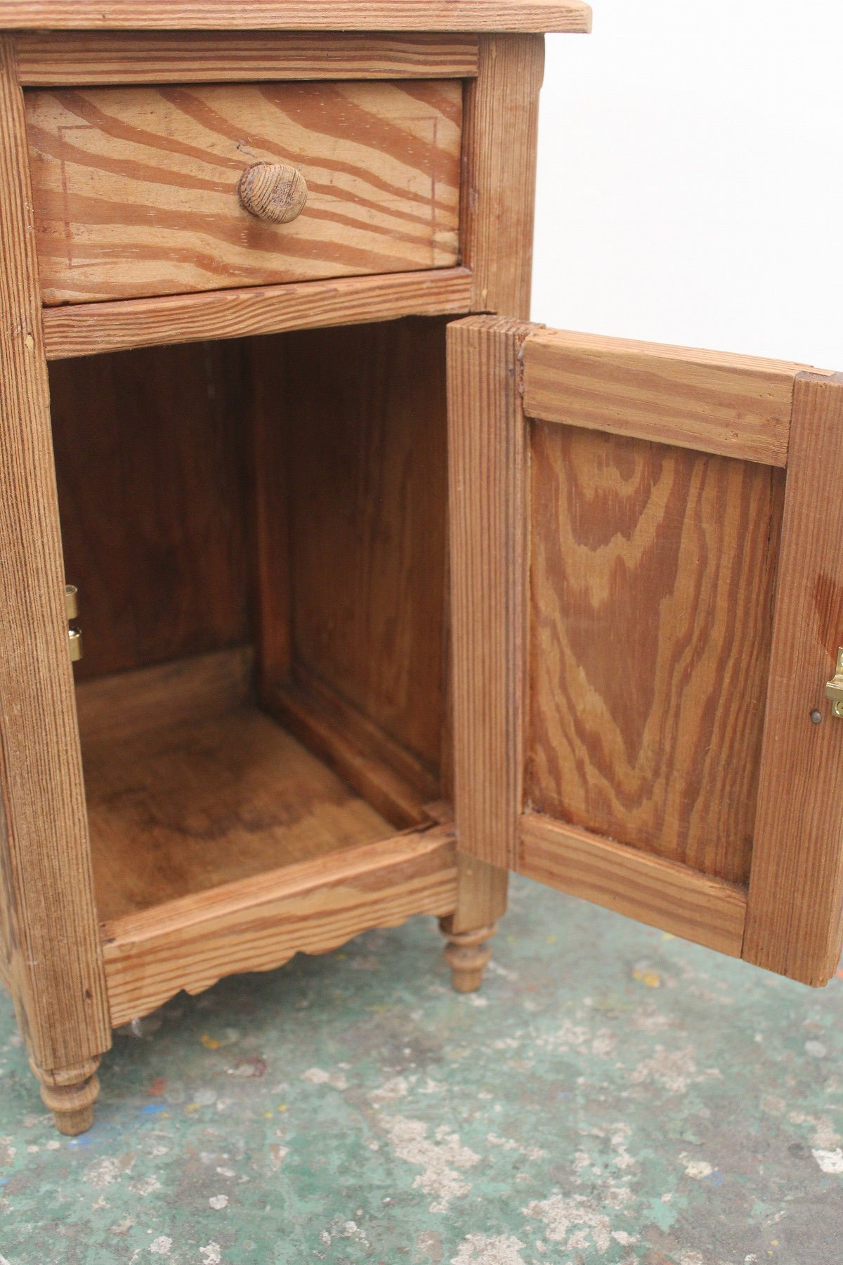 #0833 G miniature cabinet