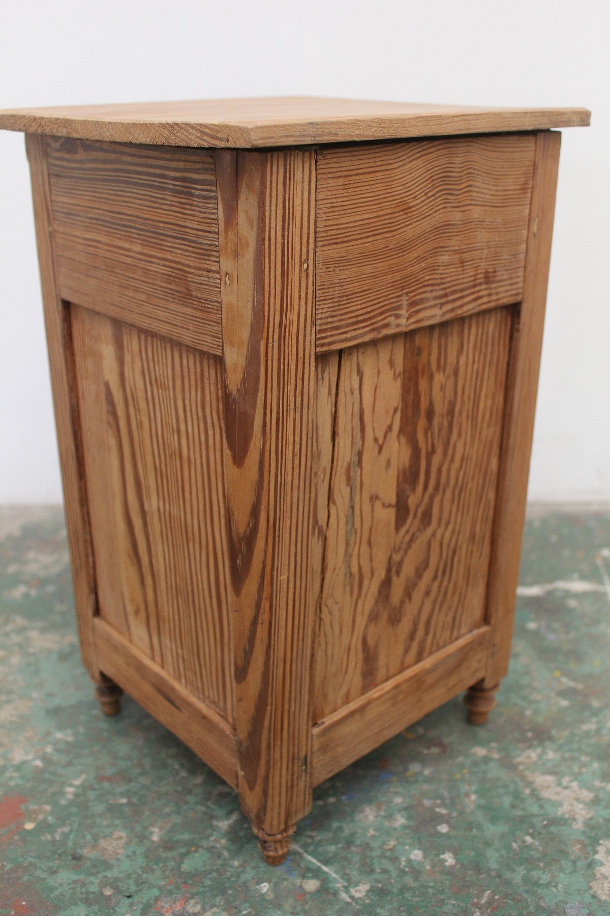 #0833 G miniature cabinet