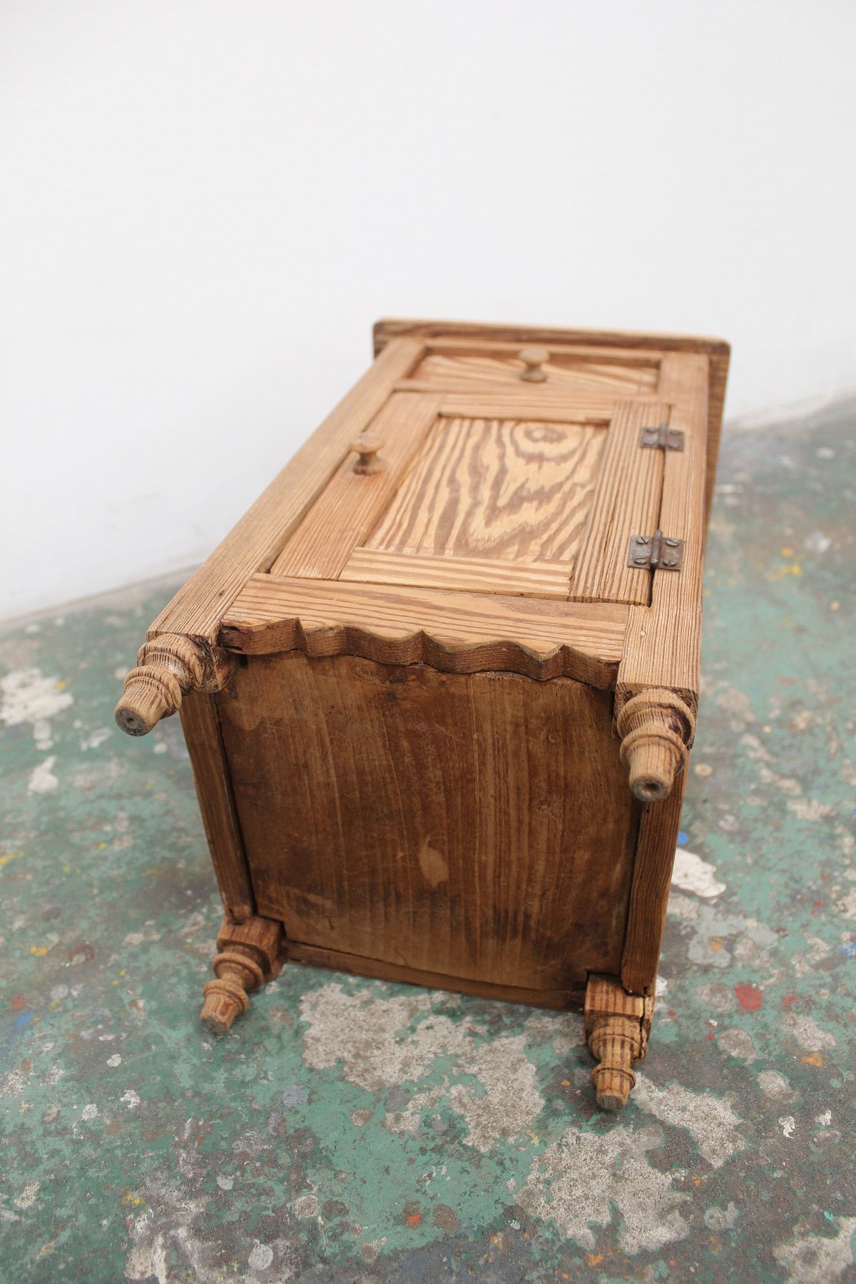 #0833 G miniature cabinet