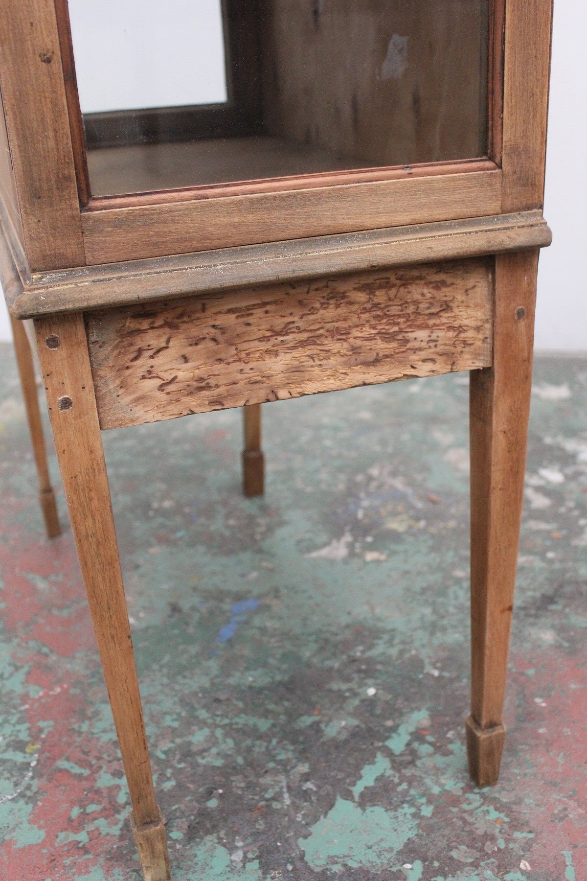 #0906 glass cabinet