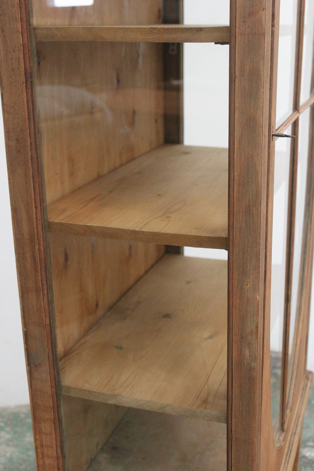 #0906 glass cabinet
