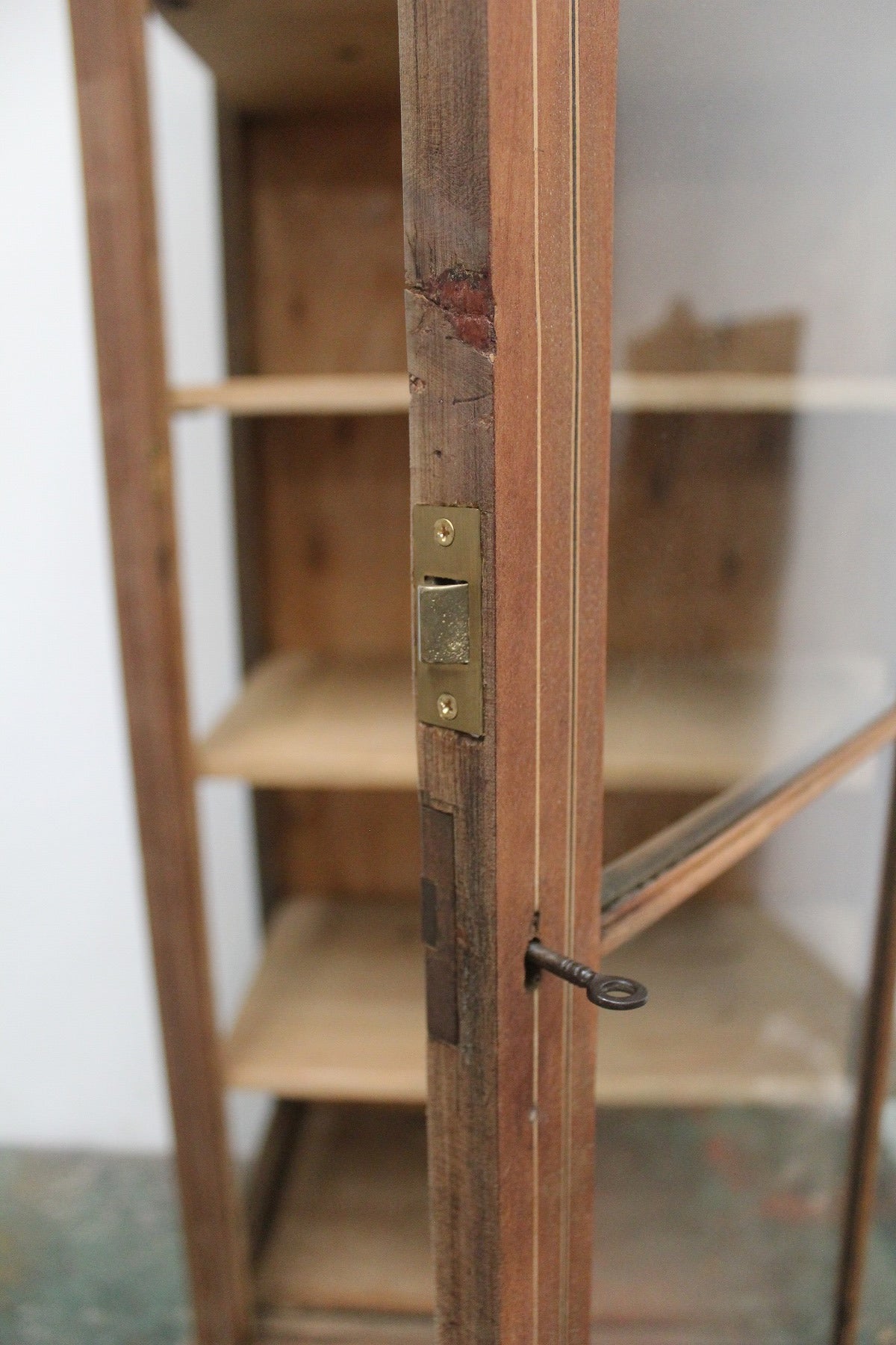 #0906 glass cabinet