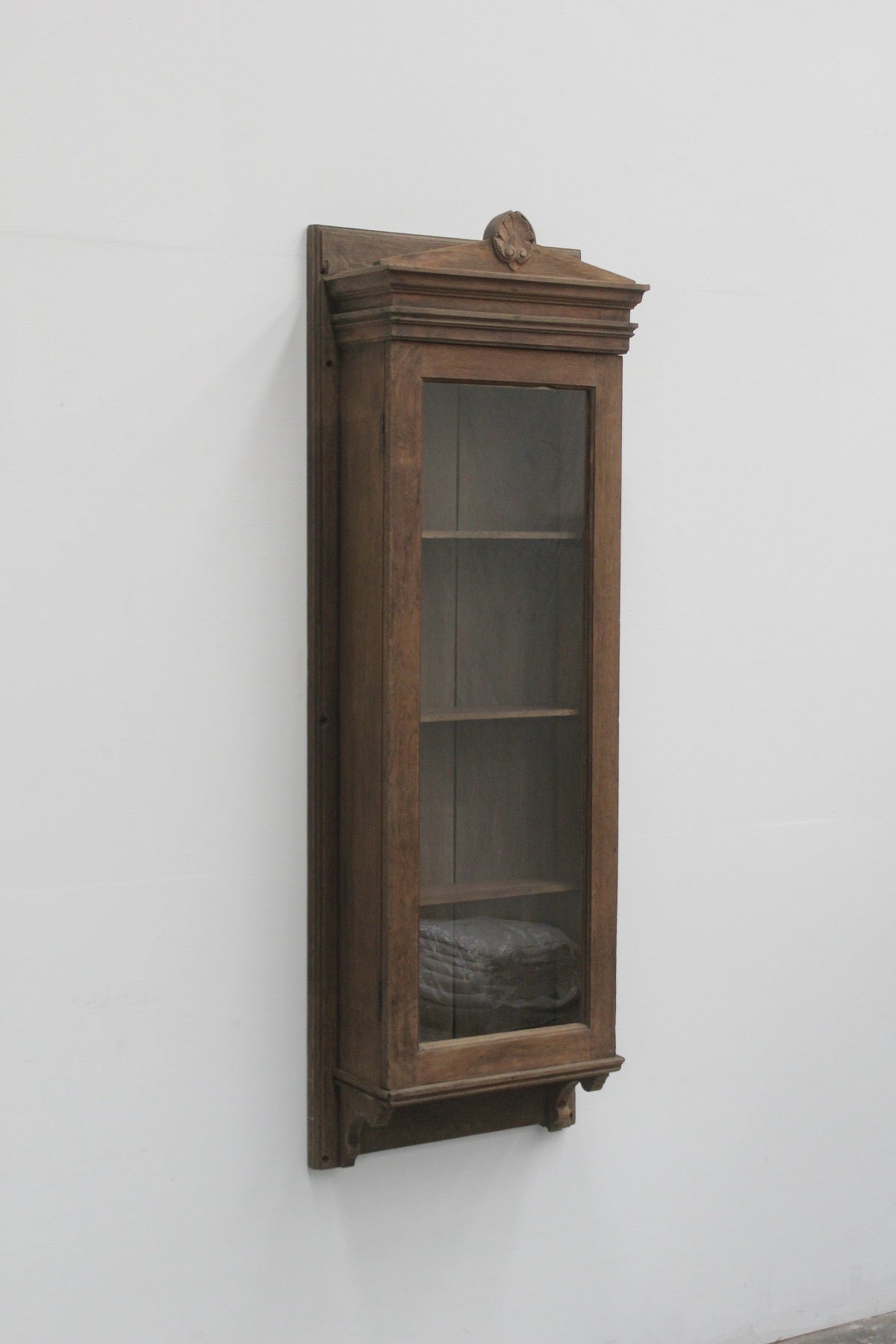 #0913 glass cabinet