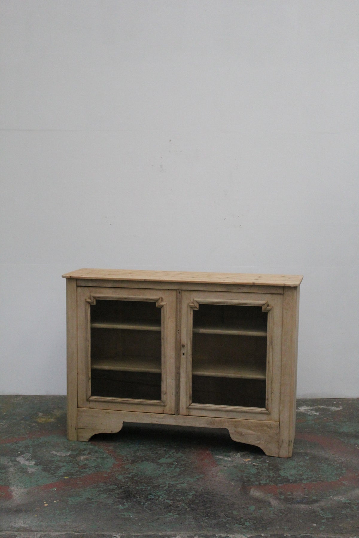 #1130 glass cabinet