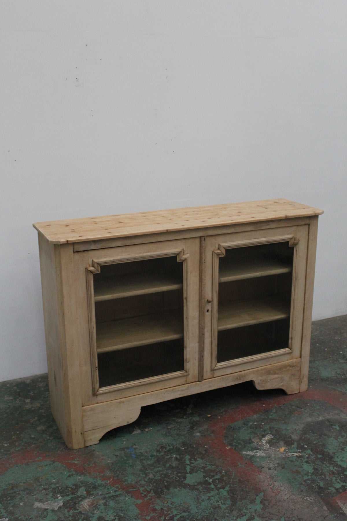 #1130 glass cabinet