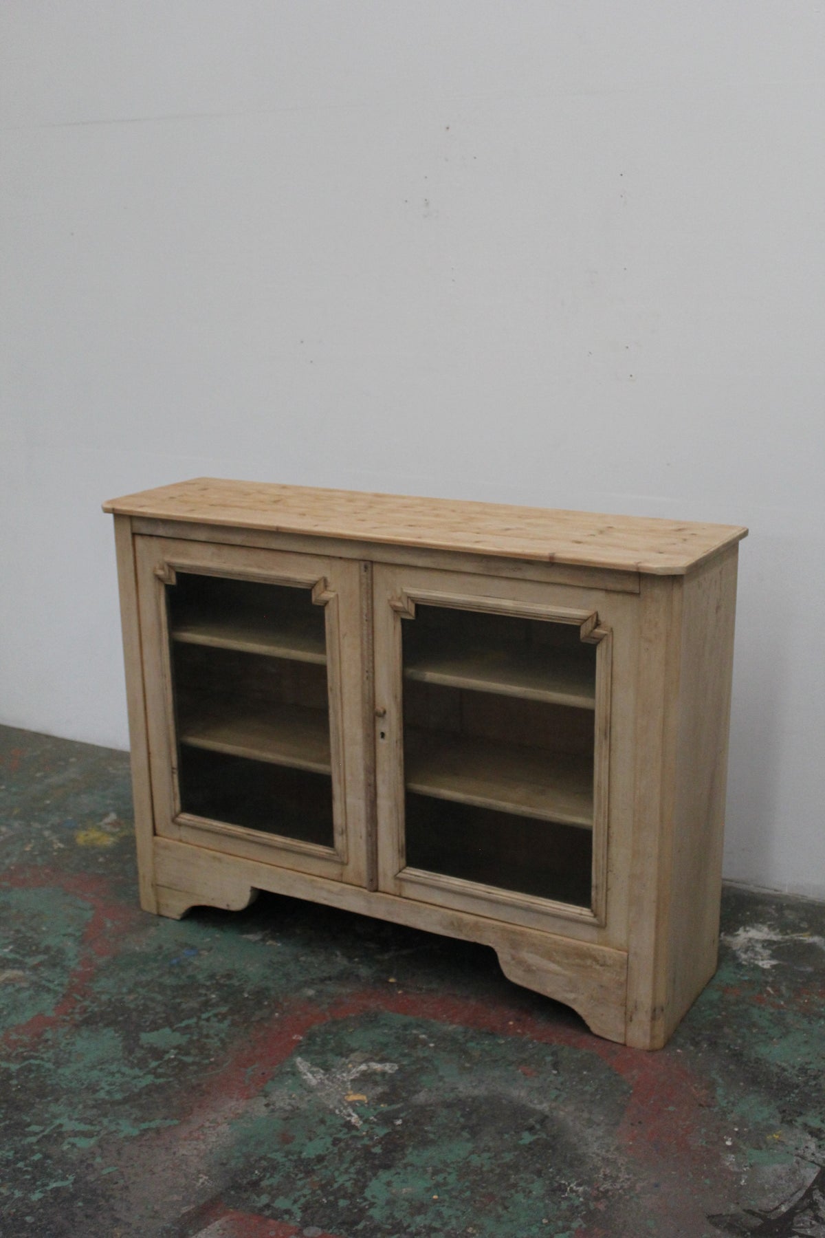 #1130 glass cabinet